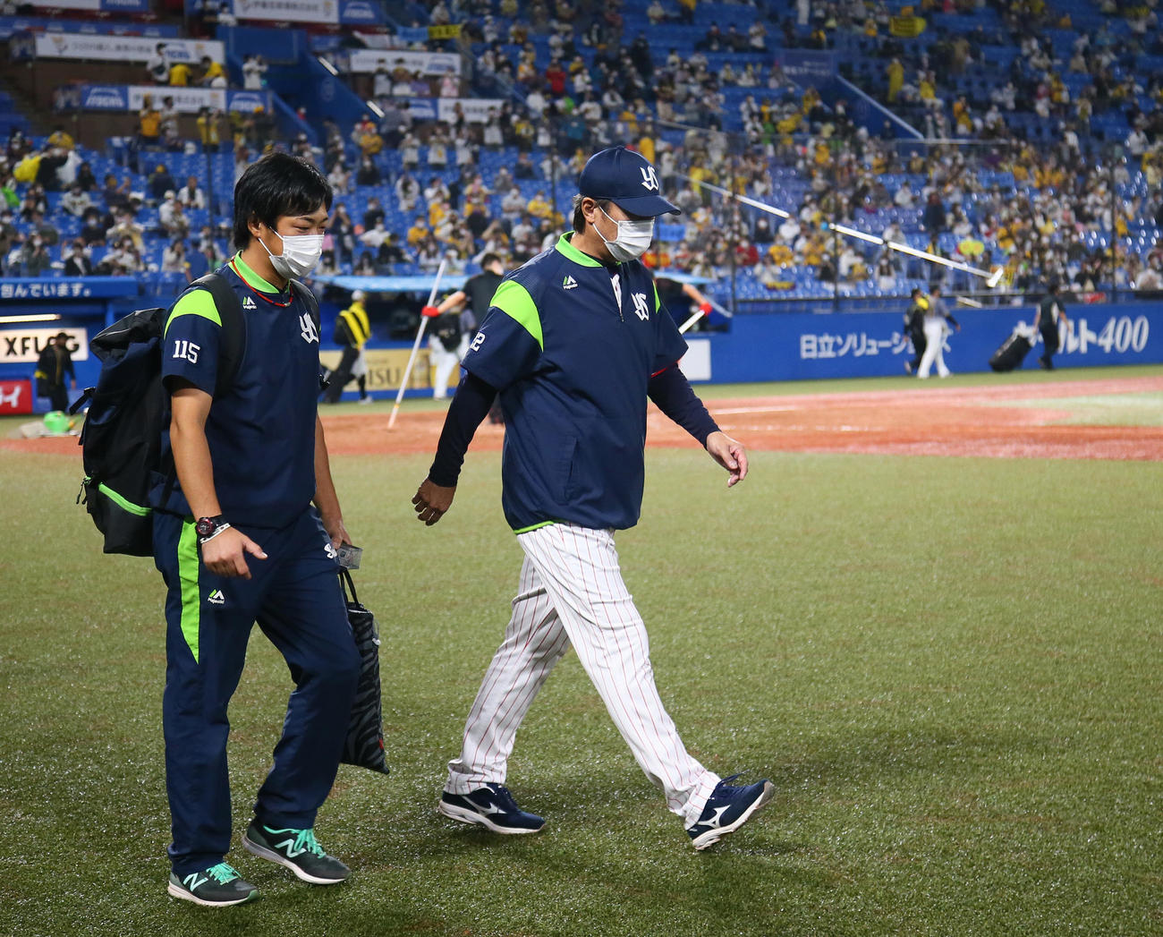 ヤクルト対阪神　敗れ引き揚げるヤクルト高津監督（右）（撮影・足立雅史）