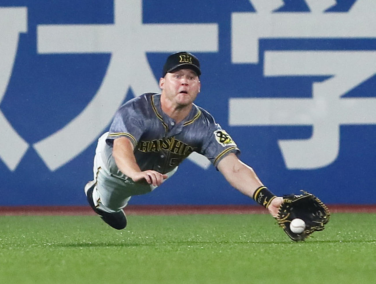 ヤクルト対阪神　4回裏ヤクルト2死二塁、エスコバーの打球を好捕する左翼手サンズ（撮影・足立雅史）