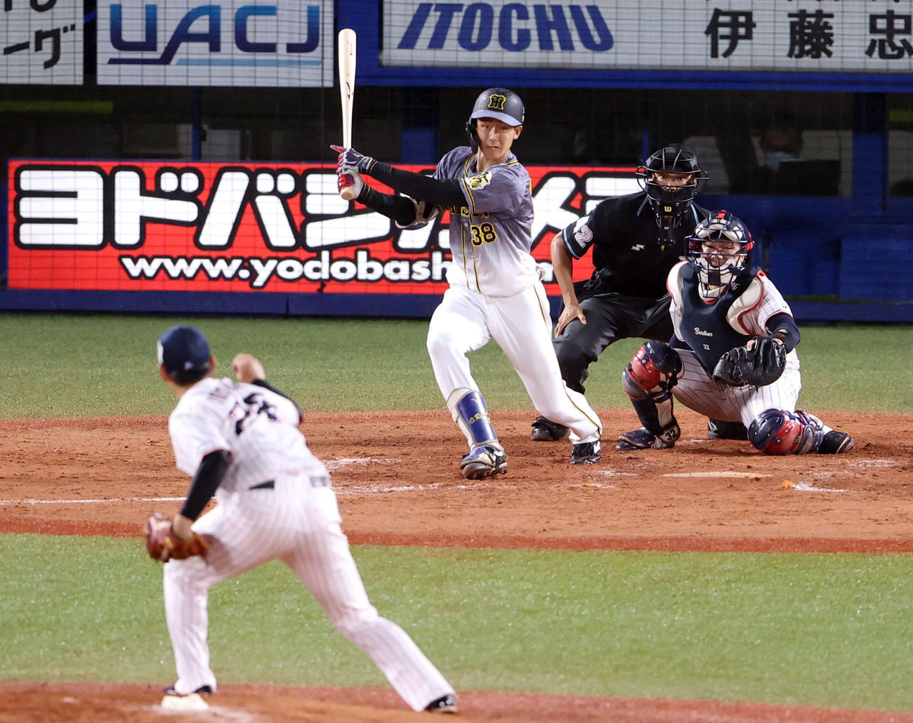 ヤクルト対阪神　3回表阪神2死満塁、適時内野安打を放つ小幡。投手吉田喜（撮影・狩俣裕三）