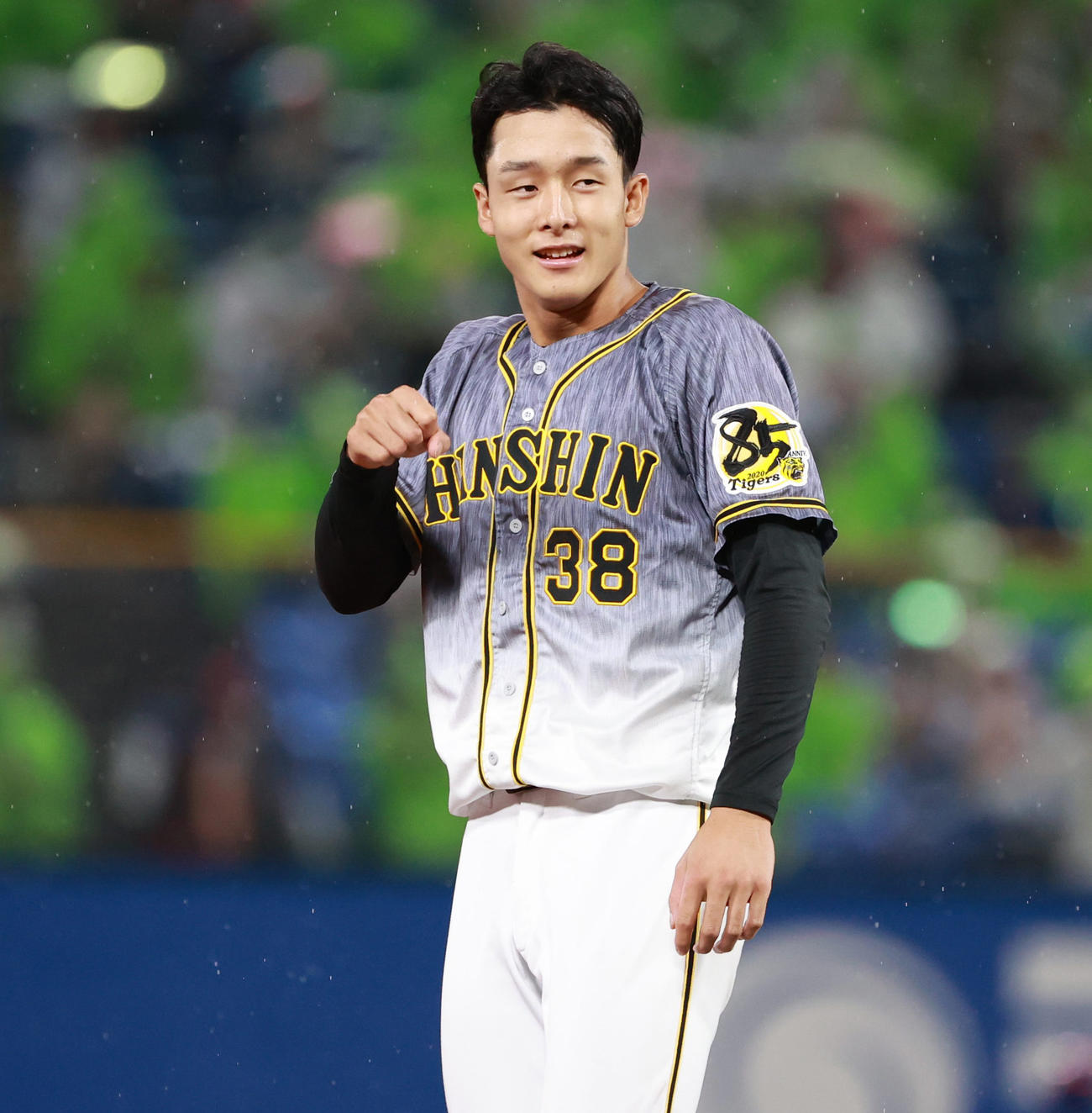 ヤクルト対阪神　3回、小幡は勝ち越し適時打を放ち、控えめなガッツポーズを見せる（撮影・清水貴仁）