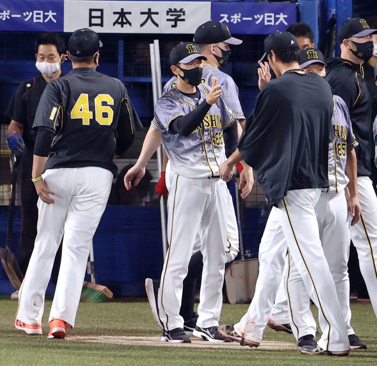 ヤクルト対阪神　試合後、秋山（左）、藤浪（右）らを迎える矢野監督（撮影・狩俣裕三）