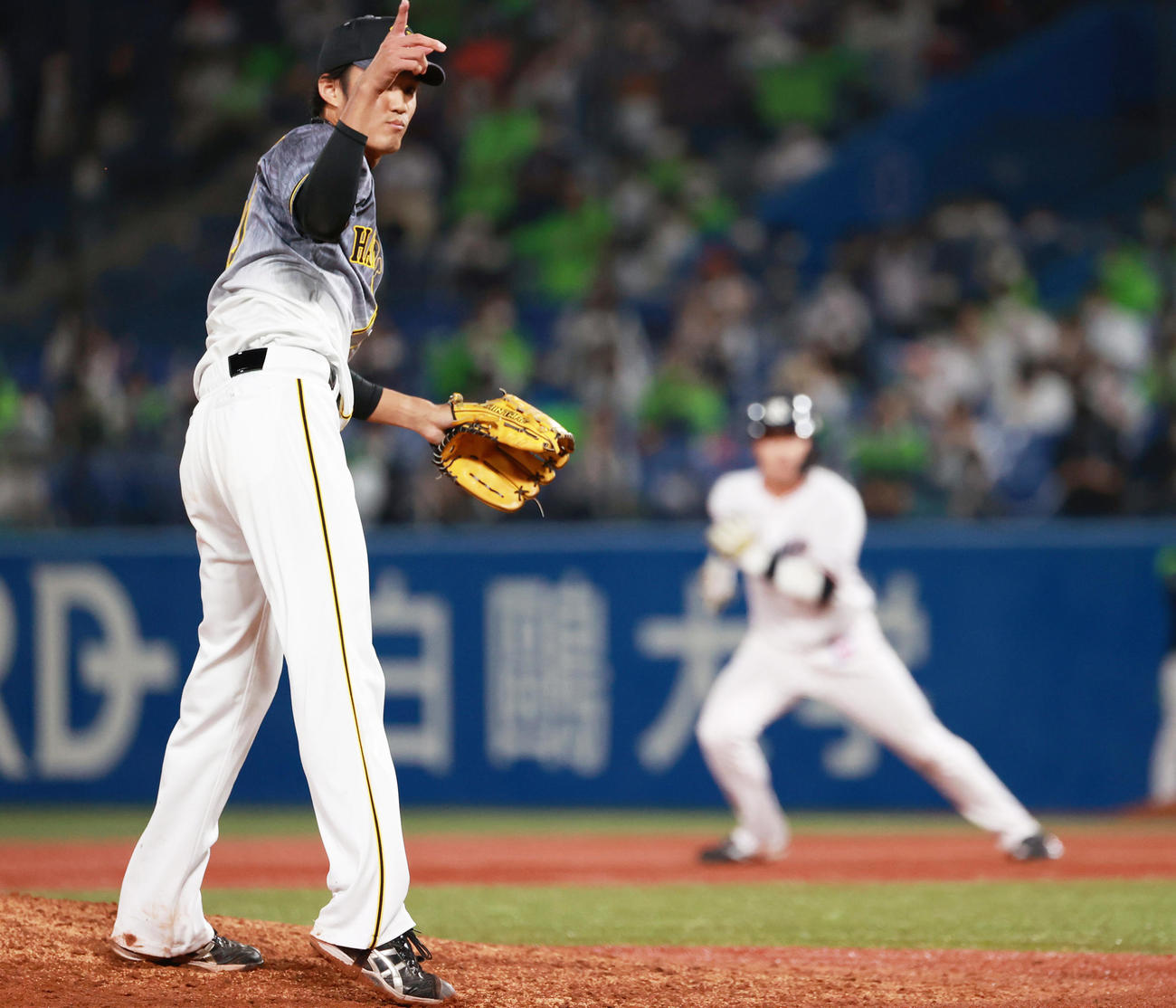 ヤクルト対阪神　8回裏ヤクルト1死一塁、青木宣親を遊ゴロ併殺に仕留める藤浪晋太郎（撮影・清水貴仁）