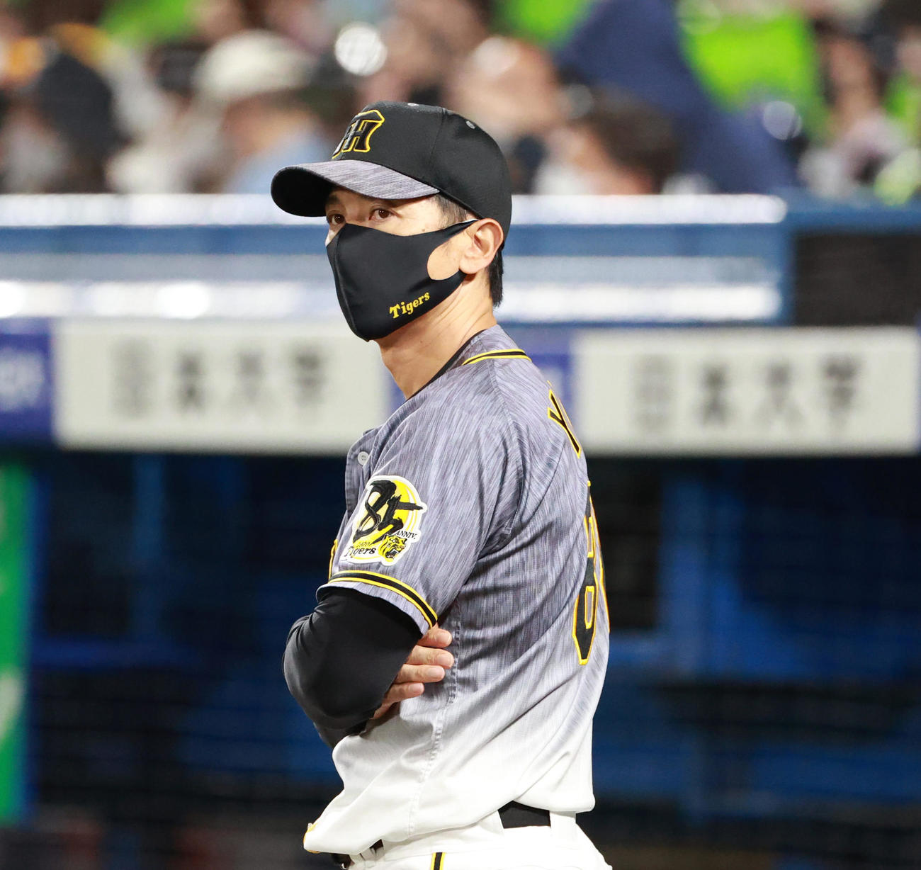 ヤクルト対阪神　8回裏ヤクルト、選手交代でベンチを出る矢野監督（撮影・清水貴仁）