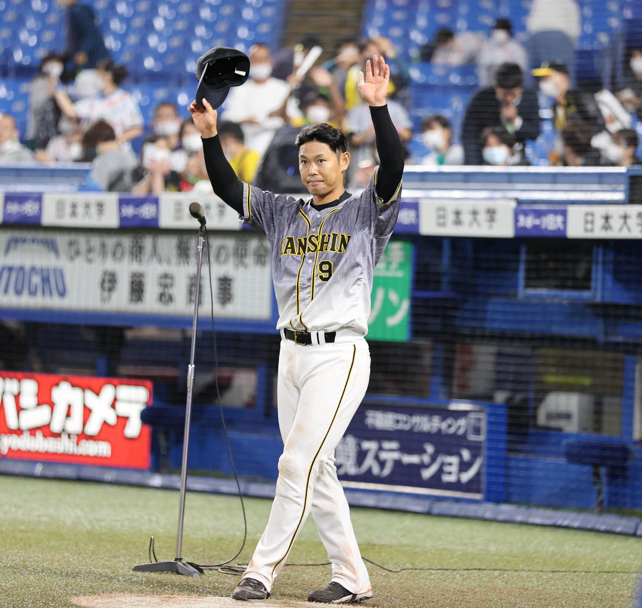 ヤクルト対阪神　ヒーローインタビューを終え声援に応える原口（撮影・清水貴仁）