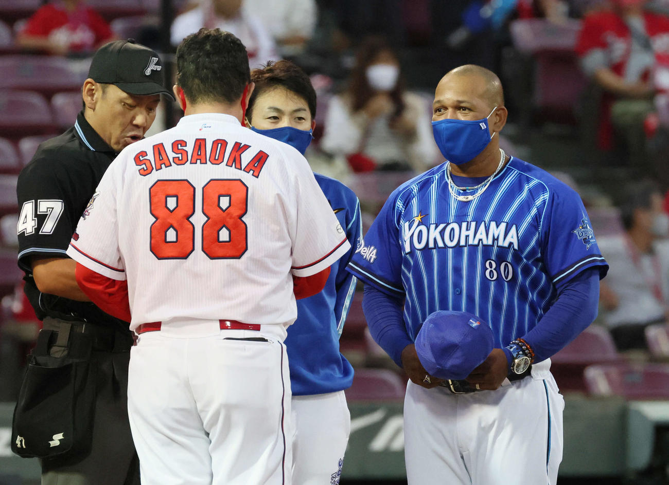 広島対DeNA　メンバー表を交換するラミレス監督と佐々岡監督（撮影・加藤孝規）