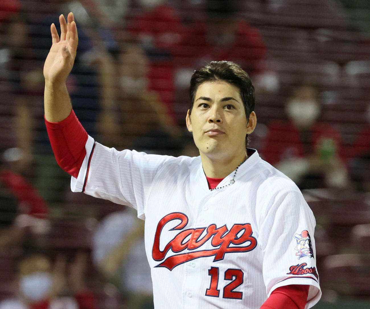 ファンの声援に応える完封勝利の九里（撮影・加藤孝規）