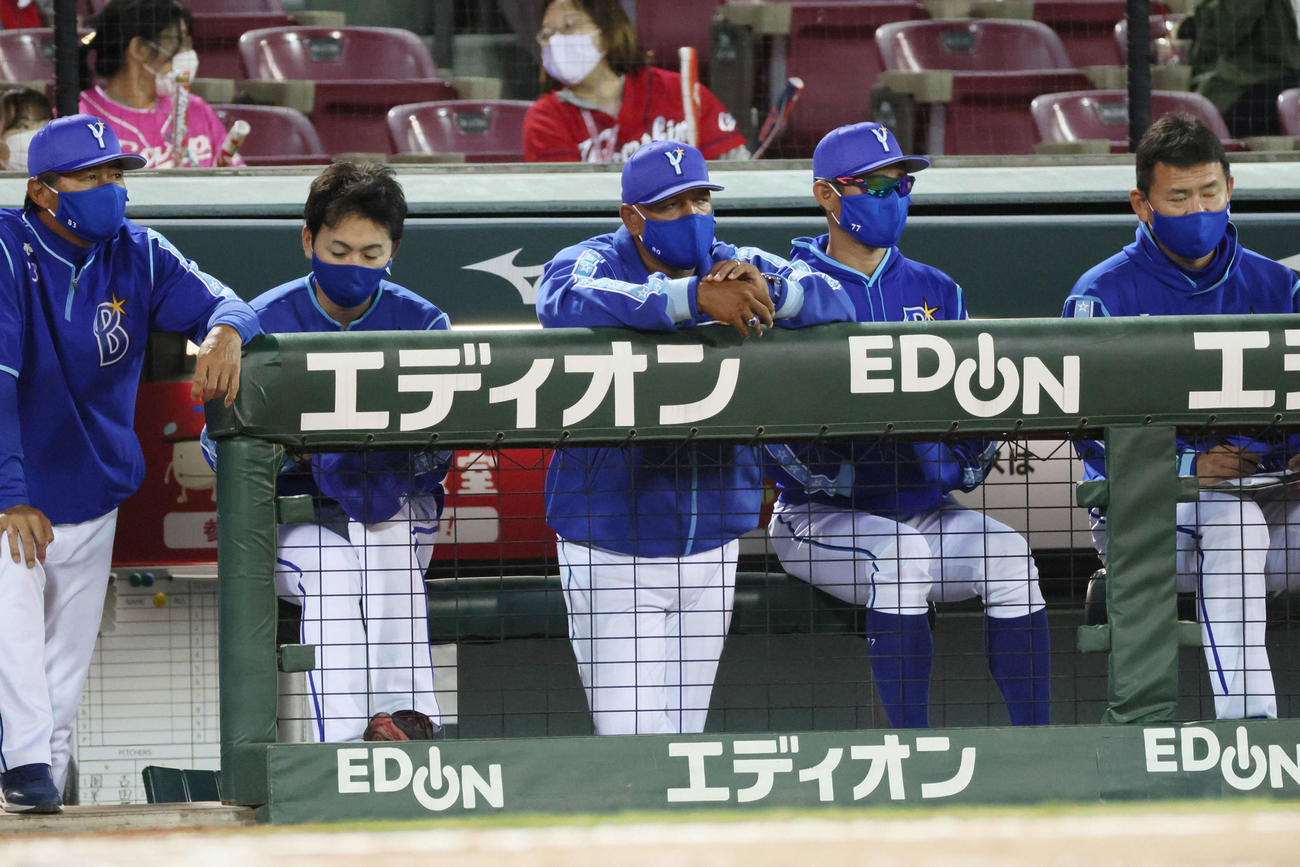 広島対DeNA　7回裏広島、ベンチのラミレス監督（撮影・加藤孝規）