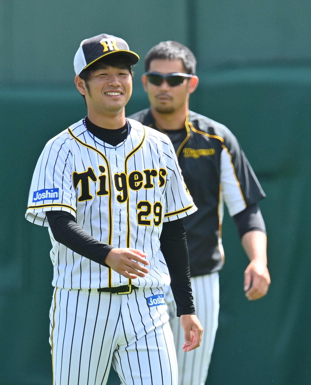 笑顔を見せながら練習に励む高橋遥人（撮影・上田博志）