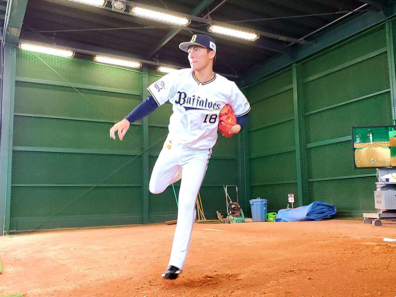 先発登板を翌日に控え、大阪・舞洲の球団施設で練習に励むオリックス山本由伸投手（球団提供）