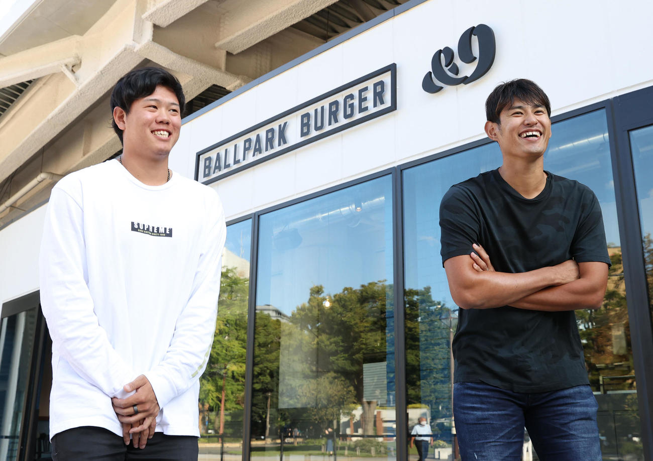 横浜スタジアム新店舗「BALLPARK　BURGER　＆9」プレス向け内覧会し笑顔を見せるDeNA上茶谷（左）と井納（撮影・垰建太）