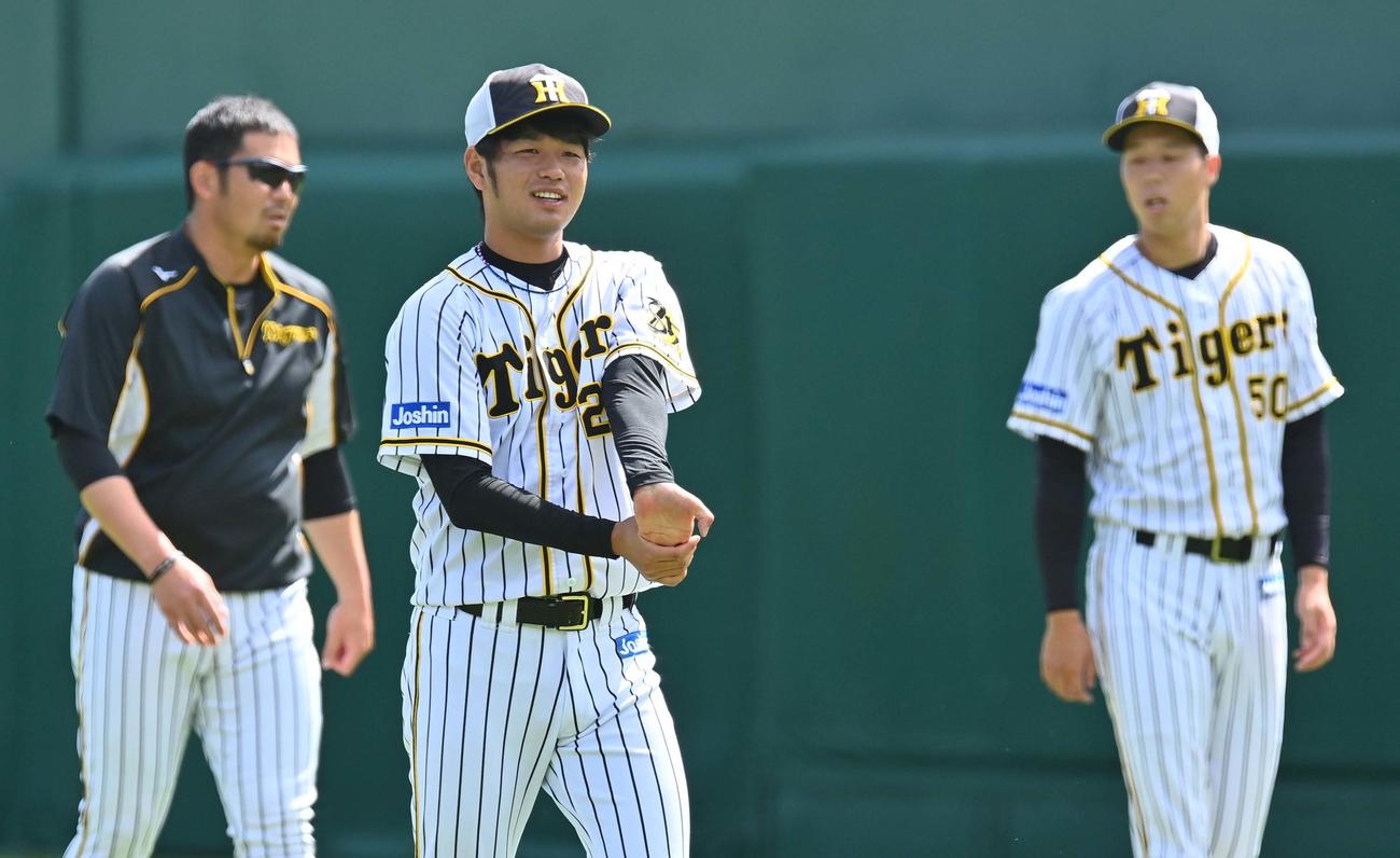 甲子園球場で調整する高橋（中央）ら（撮影・上田博志）