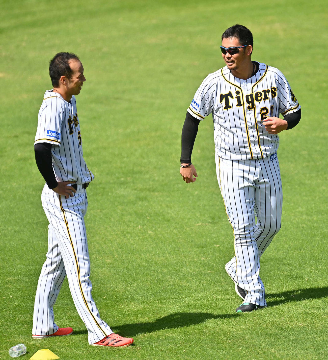 青柳（左）と談笑する岩田（撮影・上田博志）