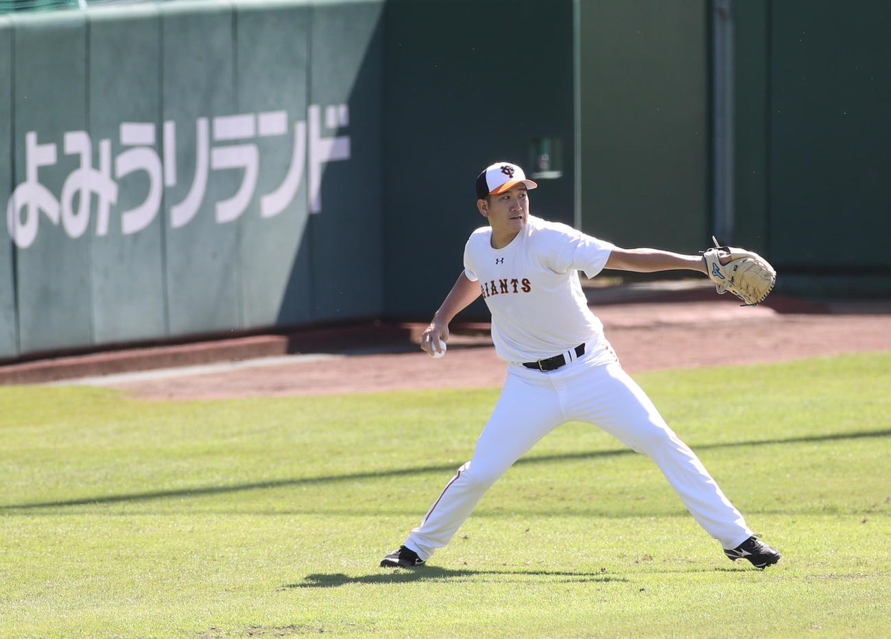 ジャイアンツ球場での投手練習でキャッチボールを行う巨人菅野（撮影・河野匠）