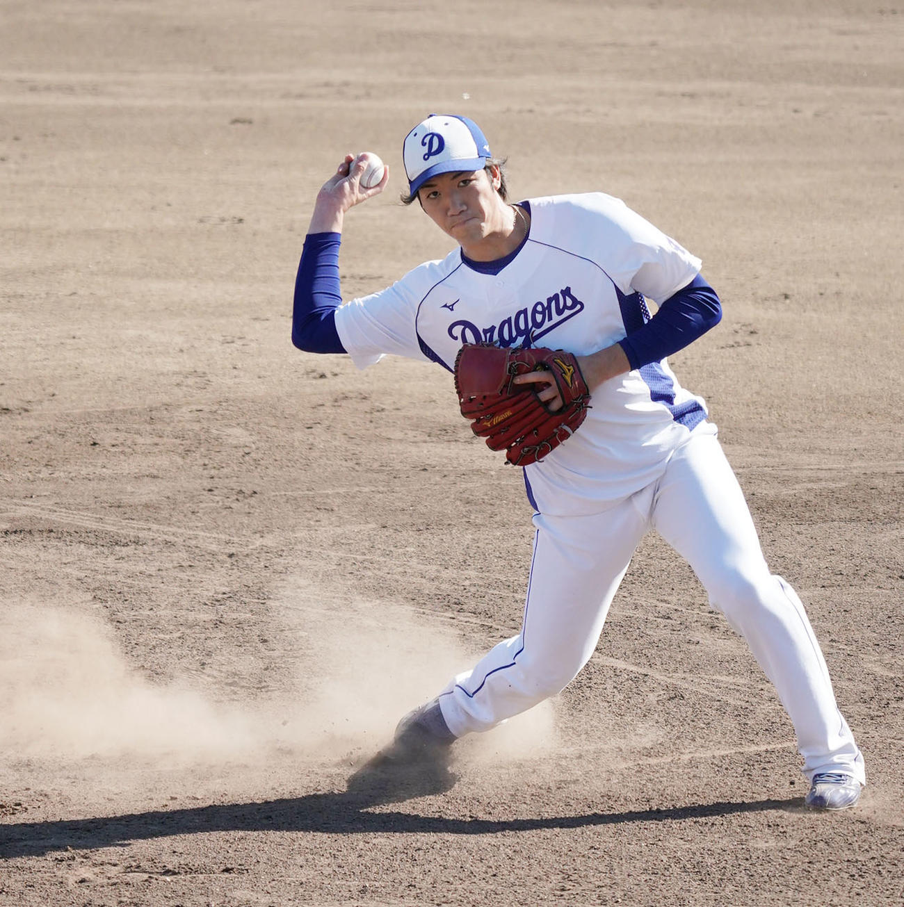 軽快な動きでノックを受ける勝野（撮影・森本幸一）