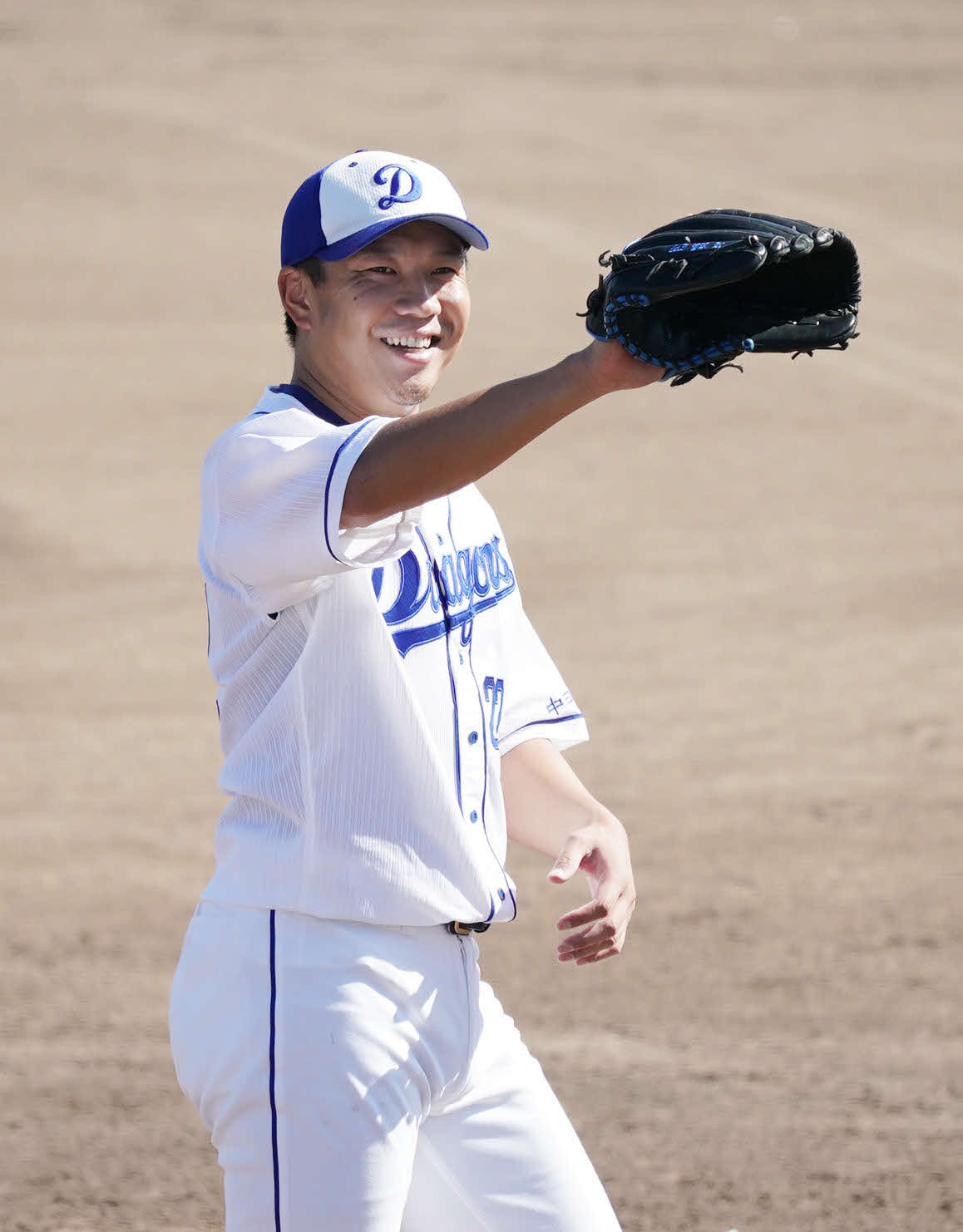 マウンドでの投球練習中、笑顔を見せる大野雄（撮影・森本幸一）
