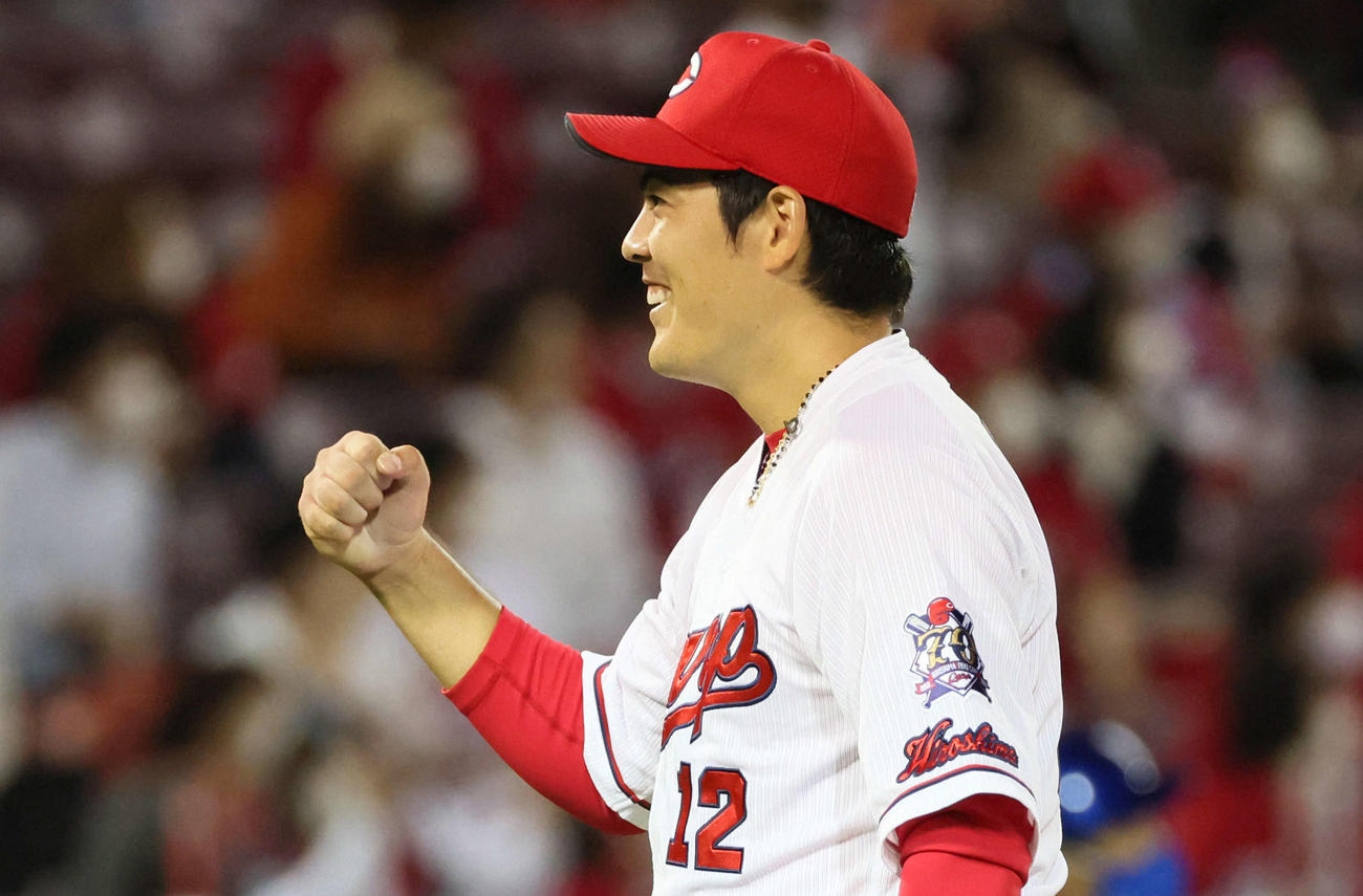 完封勝利の九里（撮影・加藤孝規）