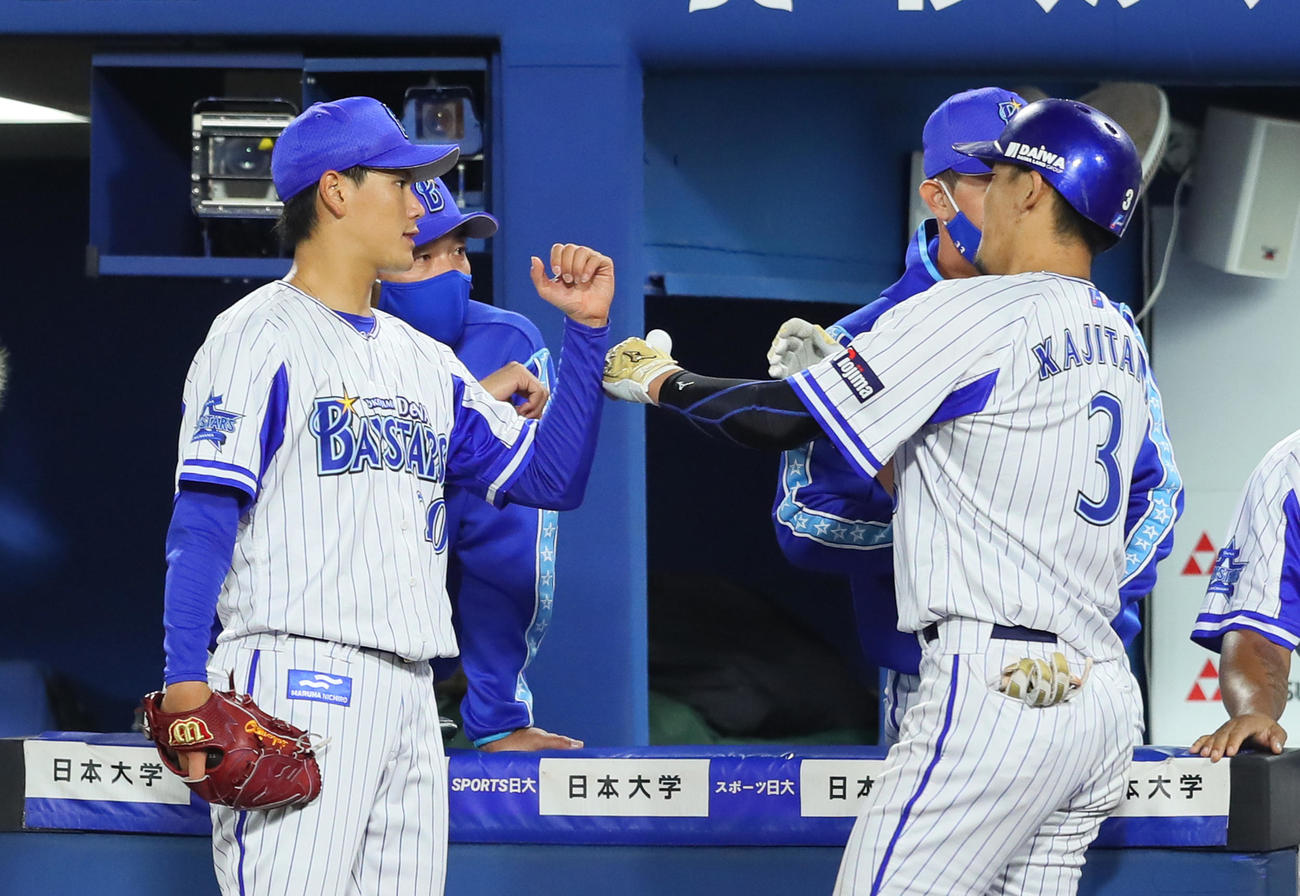 DeNA対ヤクルト　4回裏DeNA2死、左越え本塁打を放った梶谷（右）をタッチで迎える坂本（撮影・足立雅史）