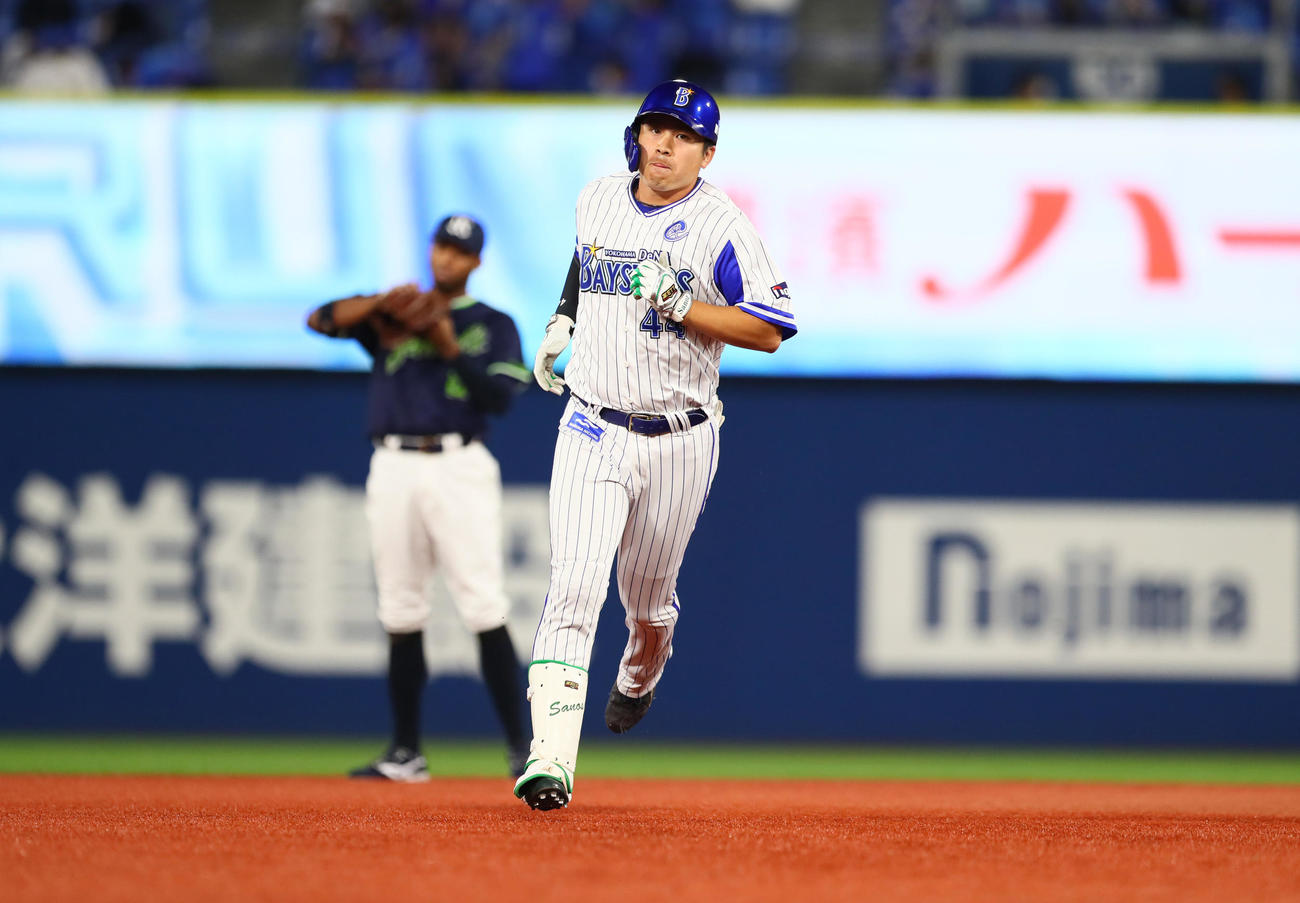 DeNA対ヤクルト　1回裏DeNA1死一、二塁、佐野は右越え3点本塁打を放ちゆっくりとダイヤモンドを1周する（撮影・足立雅史）