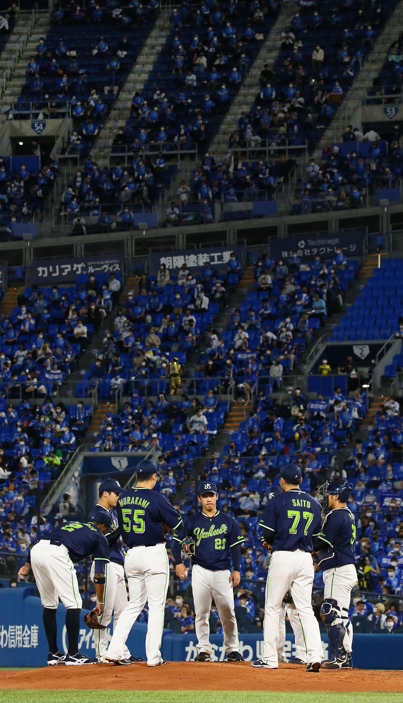DeNA対ヤクルト　3回ピンチを迎えマウンドに集まるヤクルト小川（中央）ら（撮影・足立雅史）