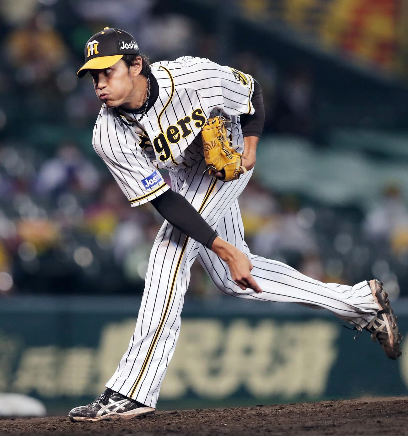 阪神対中日　8回表、阪神3番手で登板する藤浪（撮影・前田充）