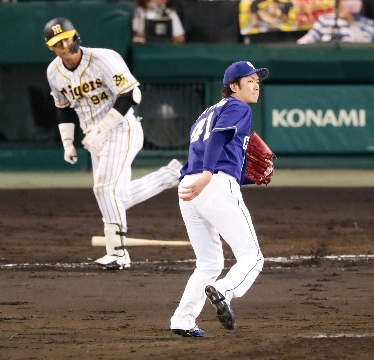 阪神対中日　4回裏阪神2死満塁、勝野は原口に左前適時打を打たれ失点する（撮影・加藤哉）