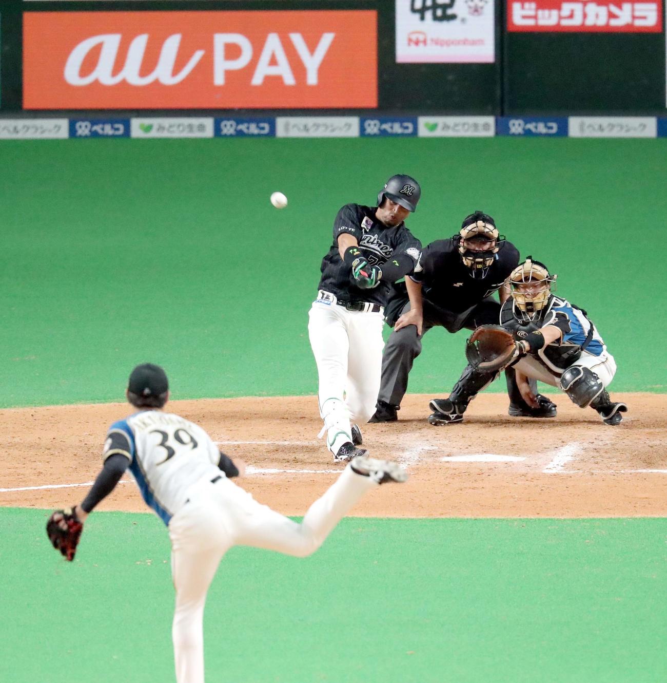 日本ハム対ロッテ　9回表ロッテ2死、マーティンは右越え本塁打を放つ。投手は日本ハム秋吉（撮影・佐藤翔太）