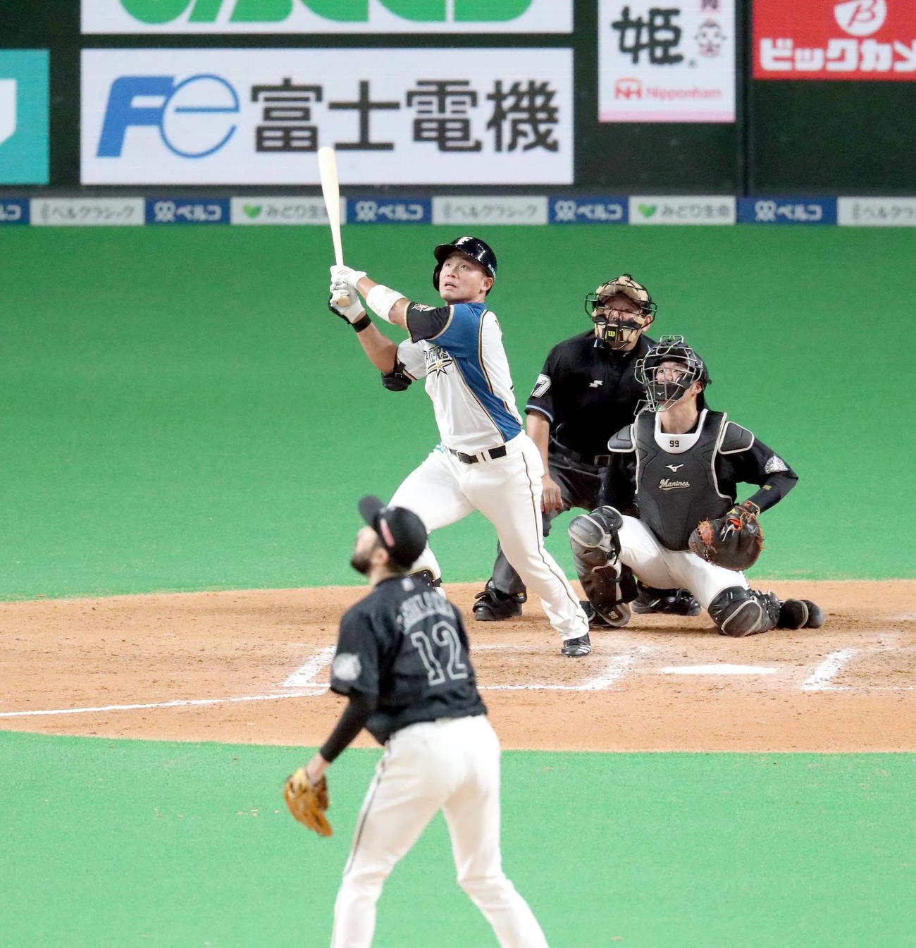 日本ハム対ロッテ　8回裏日本ハム無死二塁、王柏融は右越え2点本塁打を放つ。投手はロッテ石川（撮影・佐藤翔太）