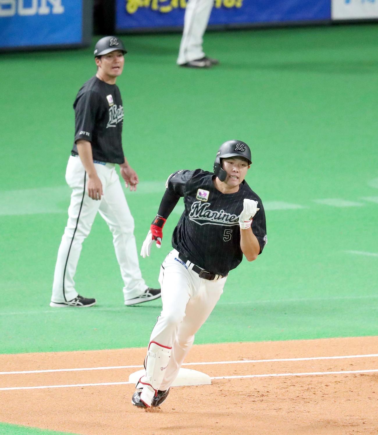 日本ハム対ロッテ　1回表ロッテ1死二塁、適時三塁打を放ち二塁に向かう安田（撮影・佐藤翔太）