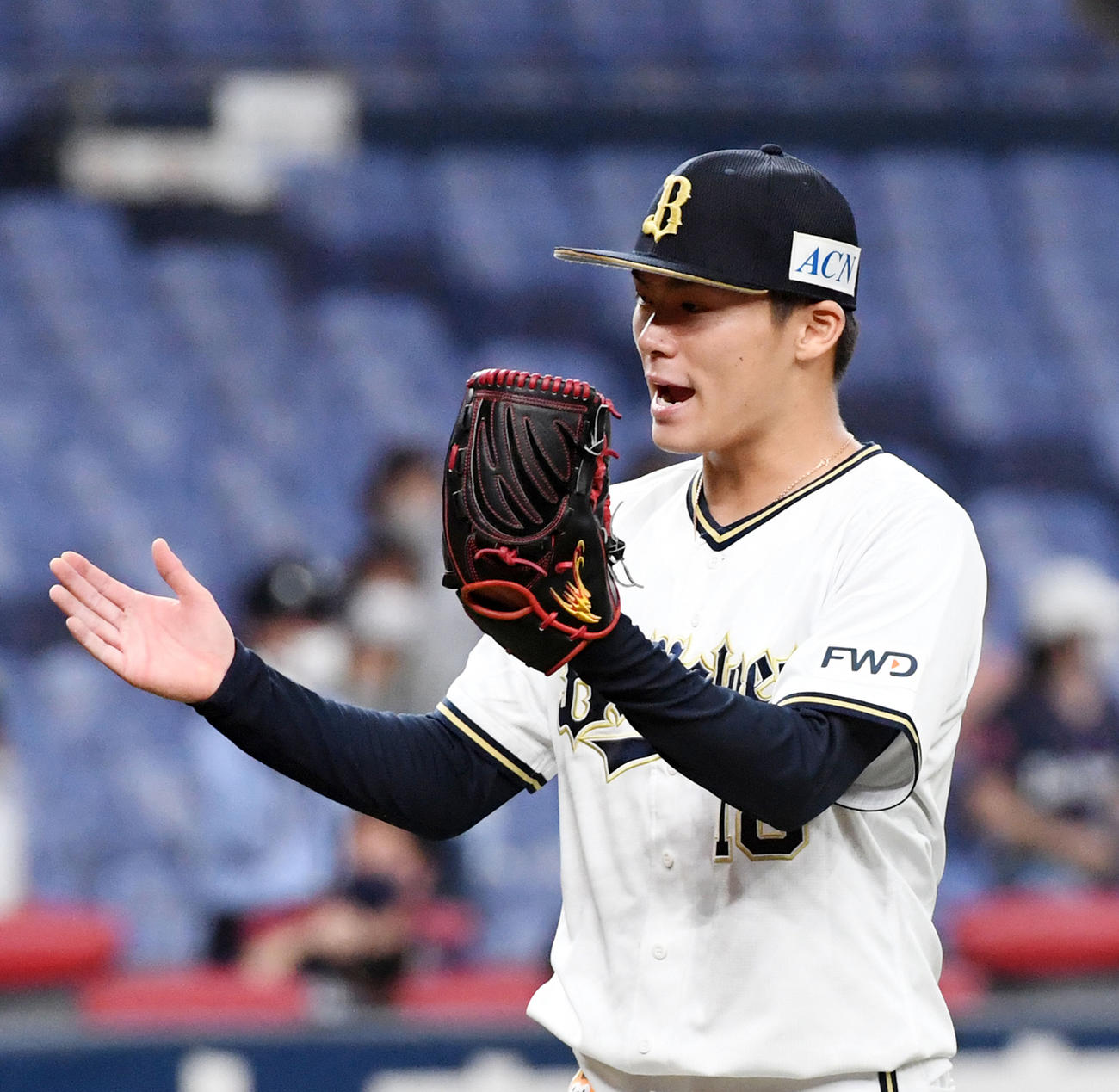 3回表西武2死満塁、中村を空振りの三振に打ち取りグラブをたたく山本（撮影・前岡正明）