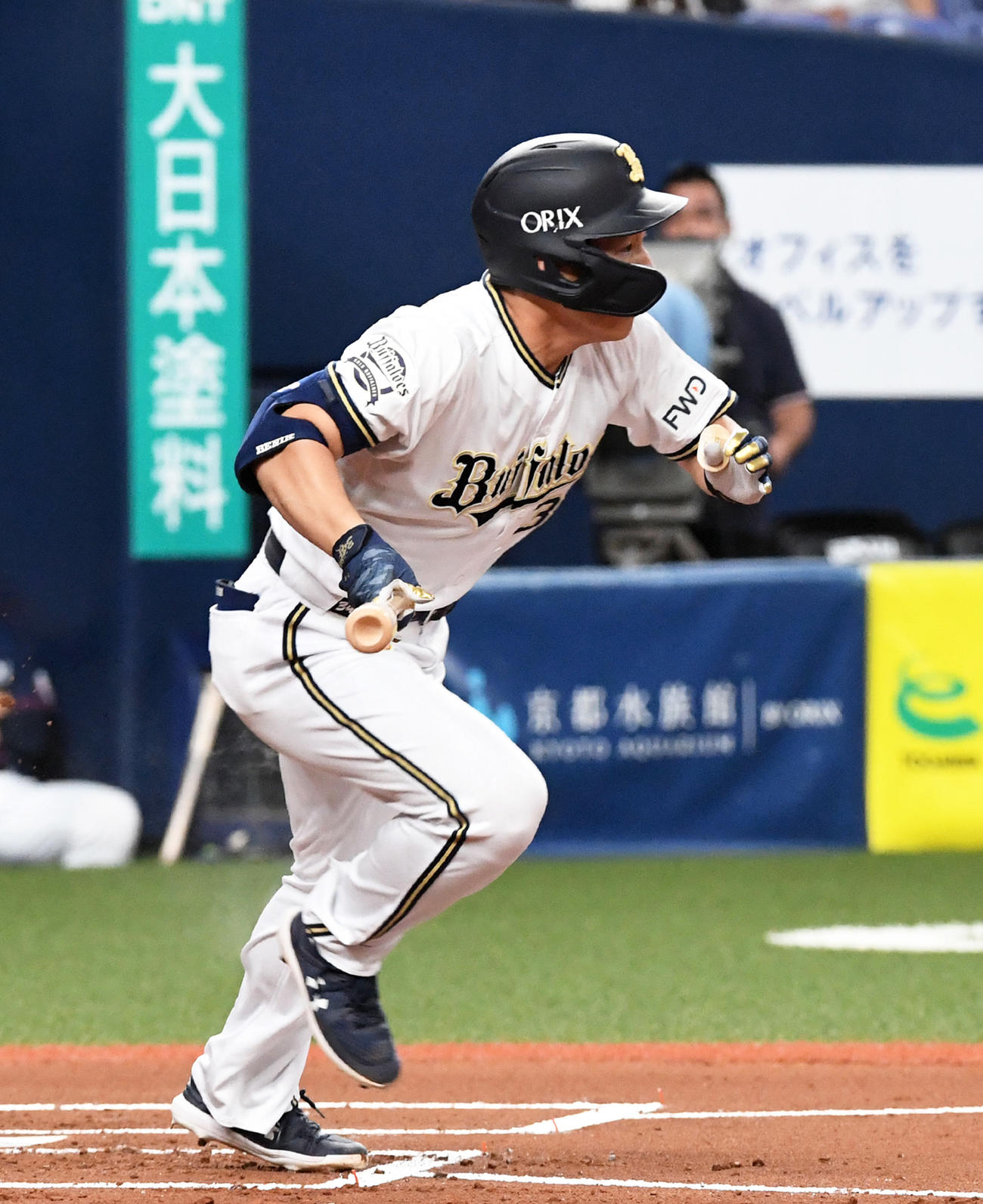 1回裏オリックス1死二、三塁、吉田正は先制の二塁適時内野安打を放つ（撮影・前岡正明）