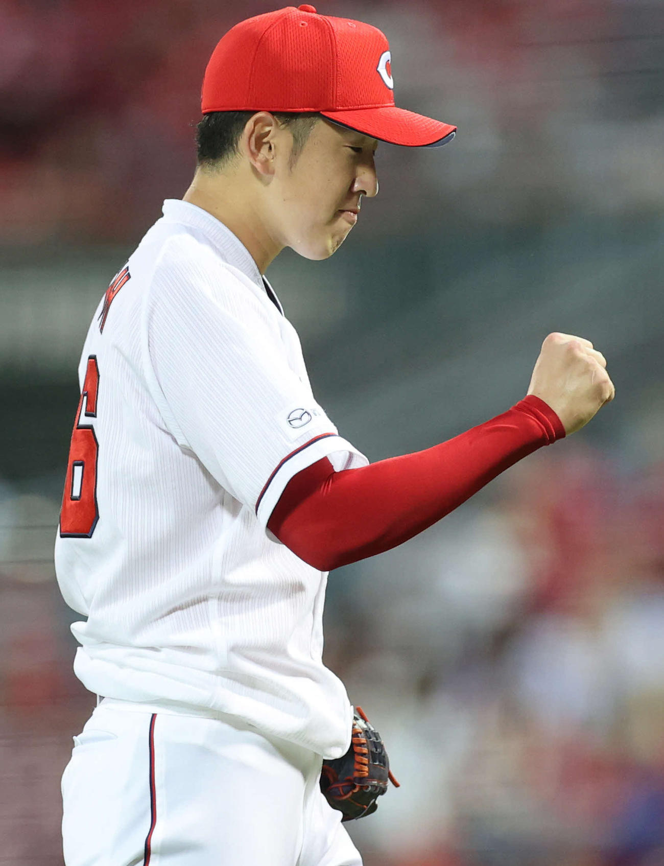 広島対巨人　1回表を無失点に抑え、拳を握りしめる遠藤（撮影・河野匠）