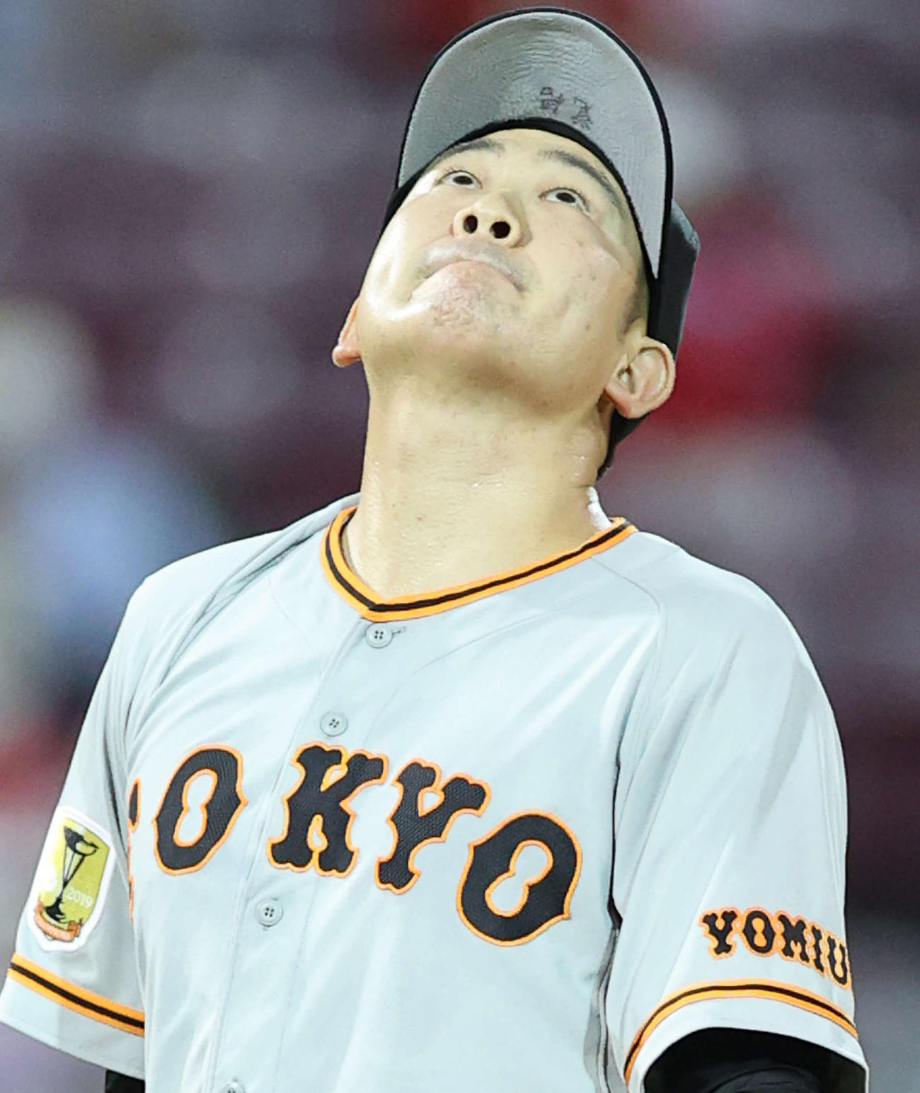広島対巨人　2回裏広島無死、長野を右飛に仕留め打球を見上げる菅野。帽子のつばには「覚悟」の文字が見られた（撮影・河野匠）