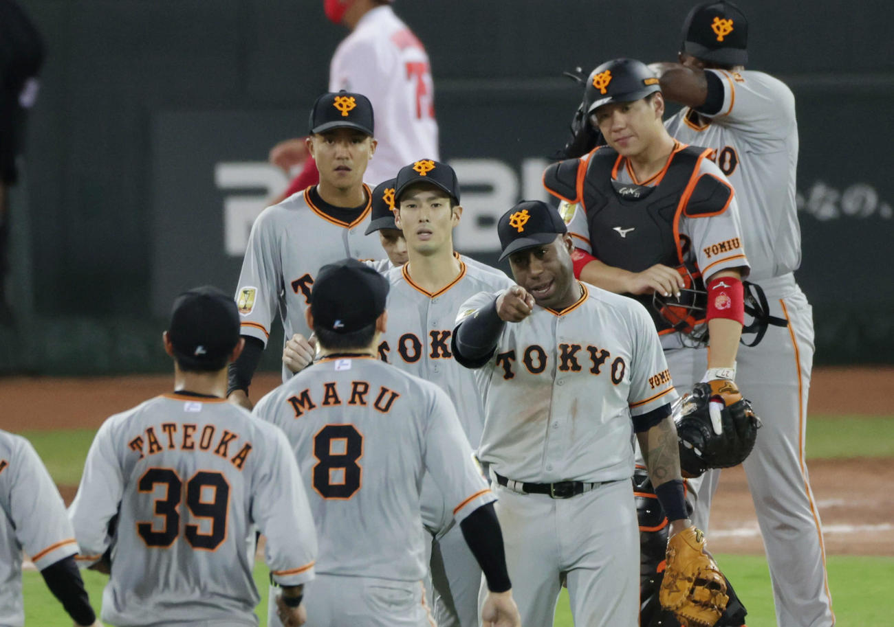 広島対巨人　広島に快勝した巨人ナイン（撮影・加藤孝規）