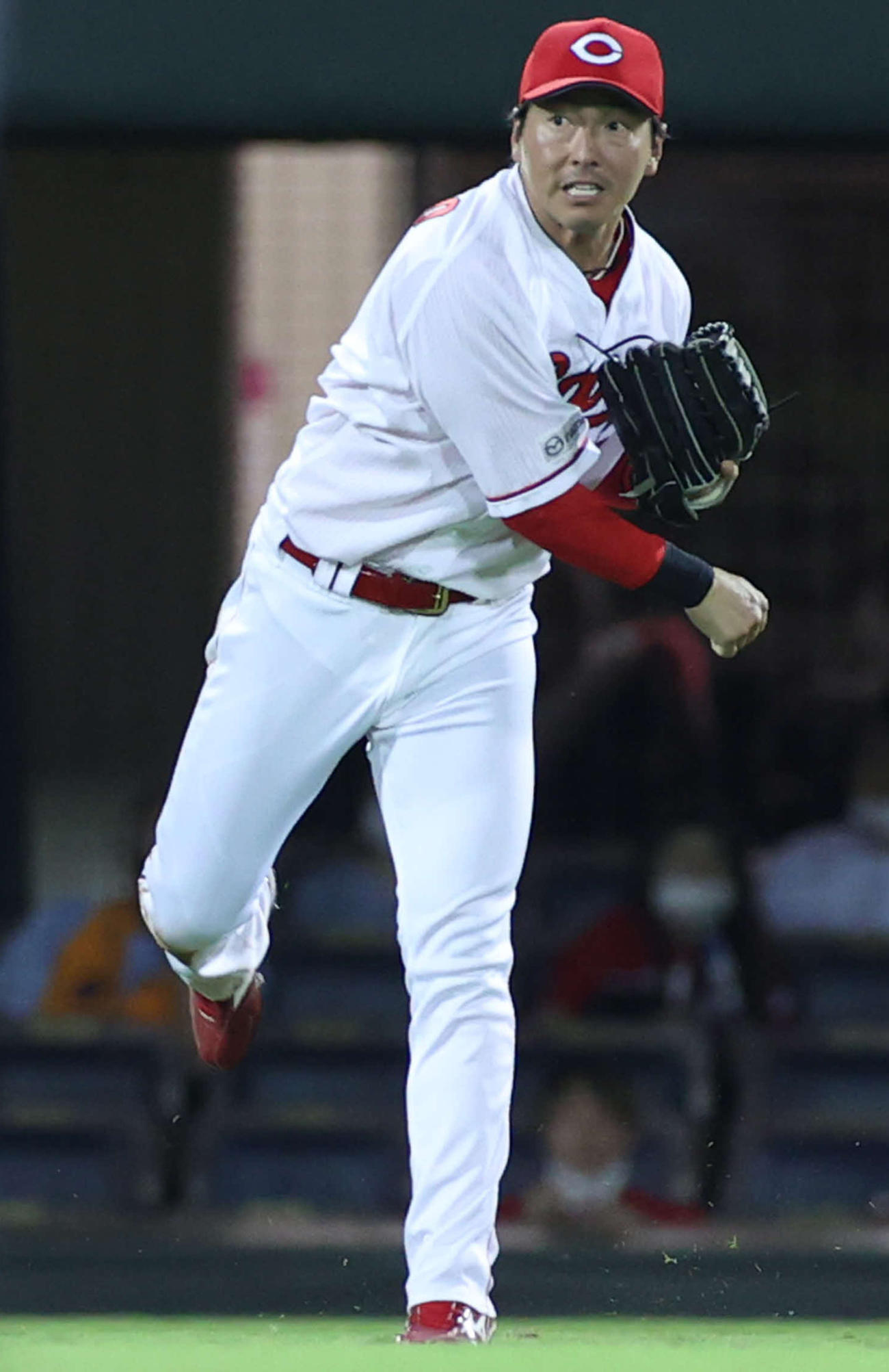 広島対巨人　9回表巨人1死一、三塁、丸の左飛で生還を狙った三塁走者の増田大輝を刺す長野（撮影・河野匠）