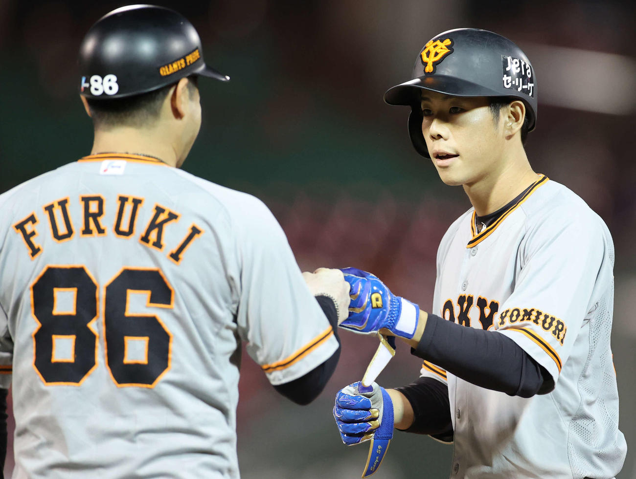 広島対巨人　3回表巨人1死一、二塁、右前に適時打を放ち古城コーチ（左）とグータッチを交わす松原（撮影・河野匠）
