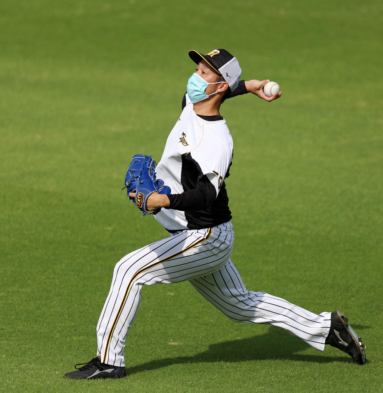 阪神対中日　練習でキャッチボールする青柳（撮影・加藤哉）