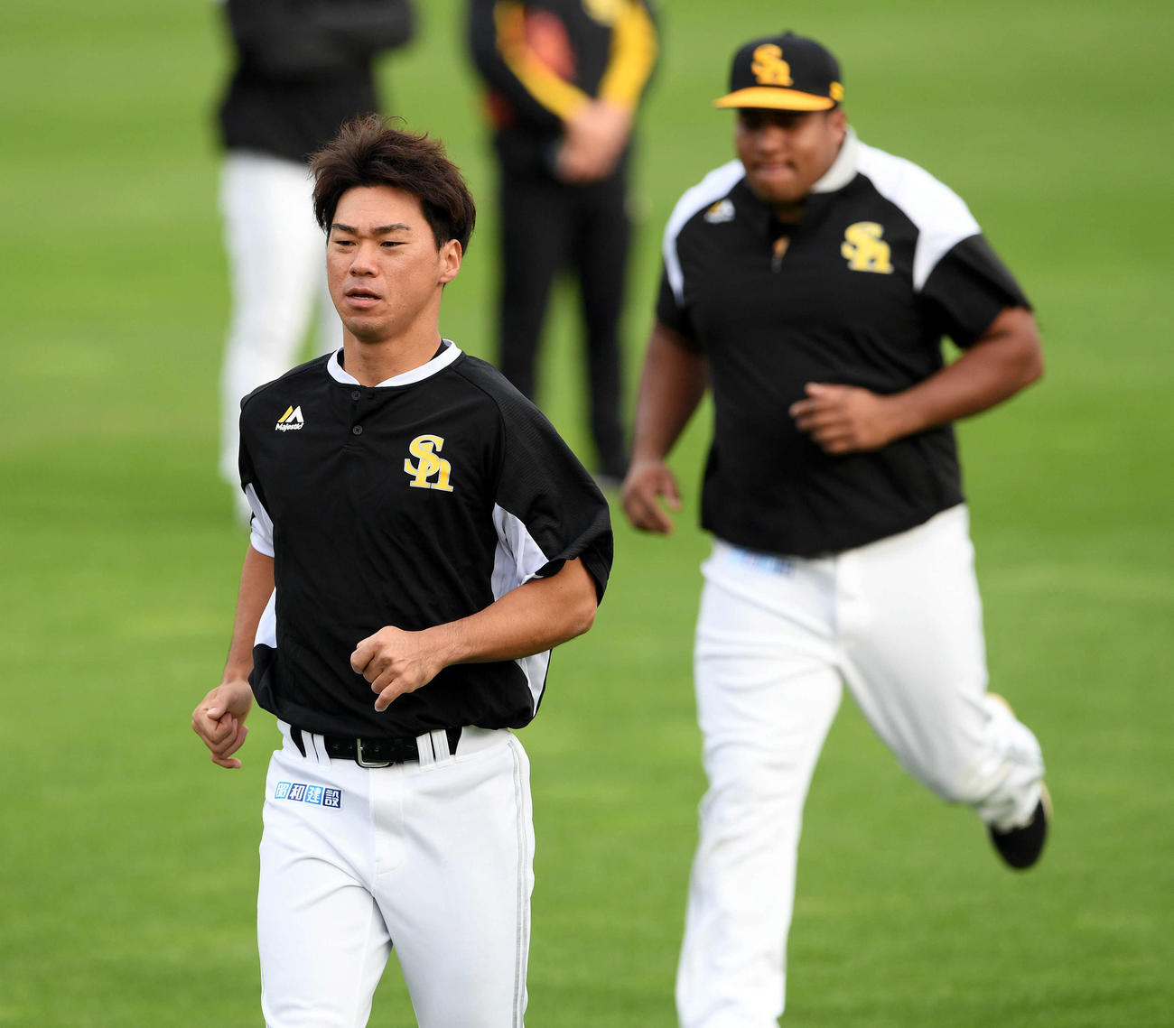 楽天対ソフトバンク　試合前練習でアップするソフトバンク長谷川（手前）（撮影・滝沢徹郎）