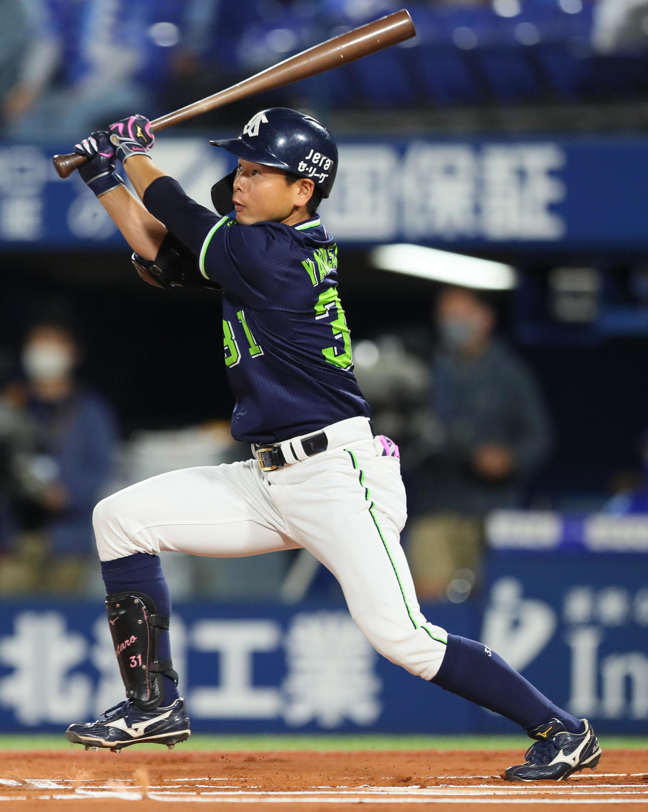 DeNA対ヤクルト　1回表ヤクルト無死、先頭打者本塁打を放つ山崎（撮影・足立雅史）