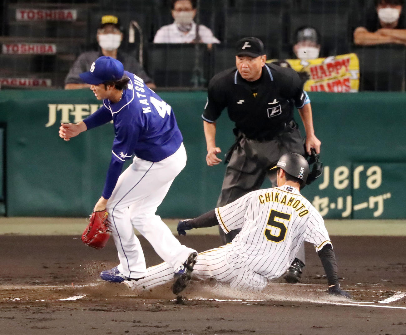 阪神対中日　1回裏阪神2死三塁、打者サンズのとき勝野（左）のワイルドピッチで三走近本が生還（撮影・加藤哉）
