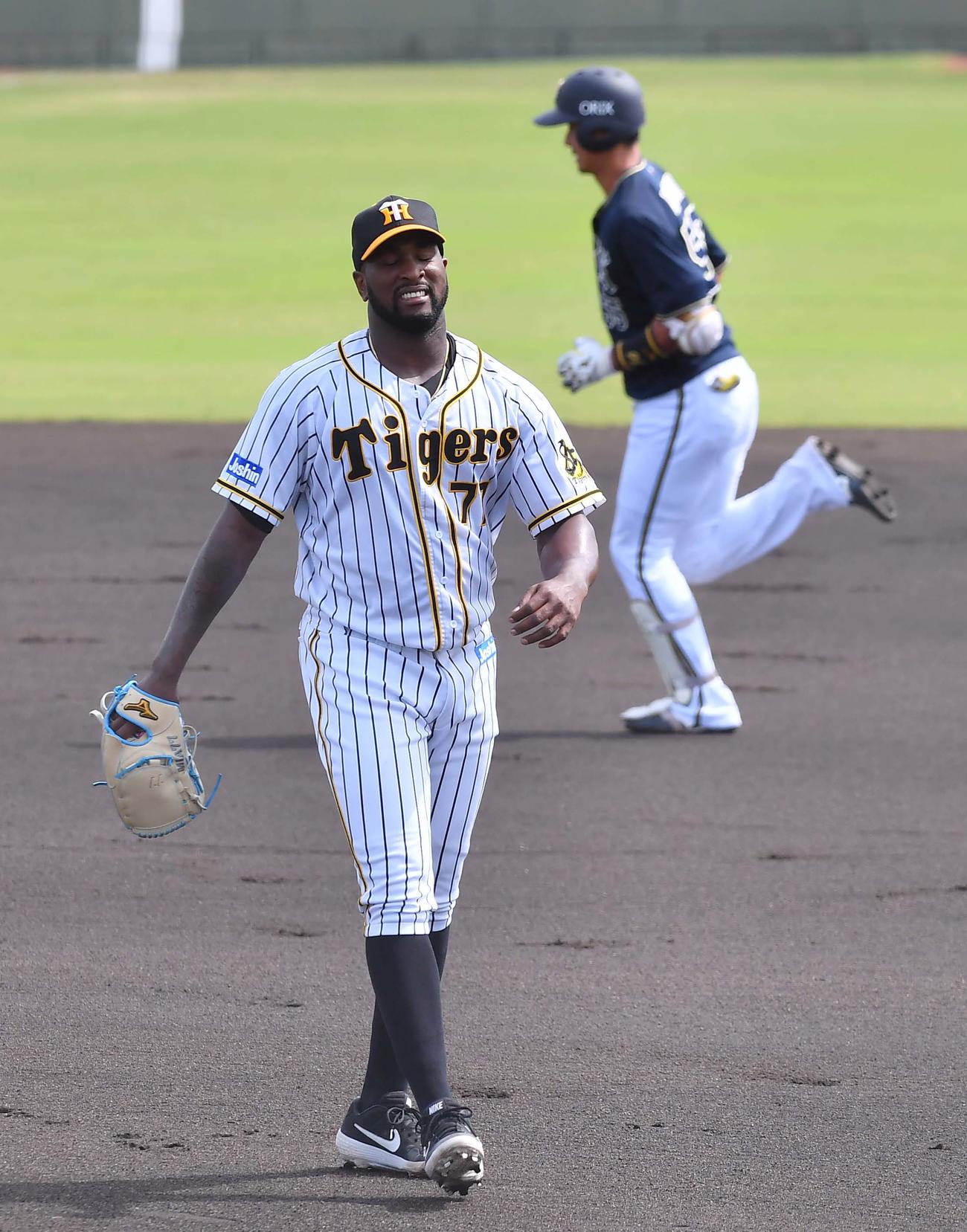 ウエスタン・リーグ　阪神対オリックス　2回表オリックス1死、松井佑（右）に中越え本塁打を浴びるガルシア（撮影・上田博志）