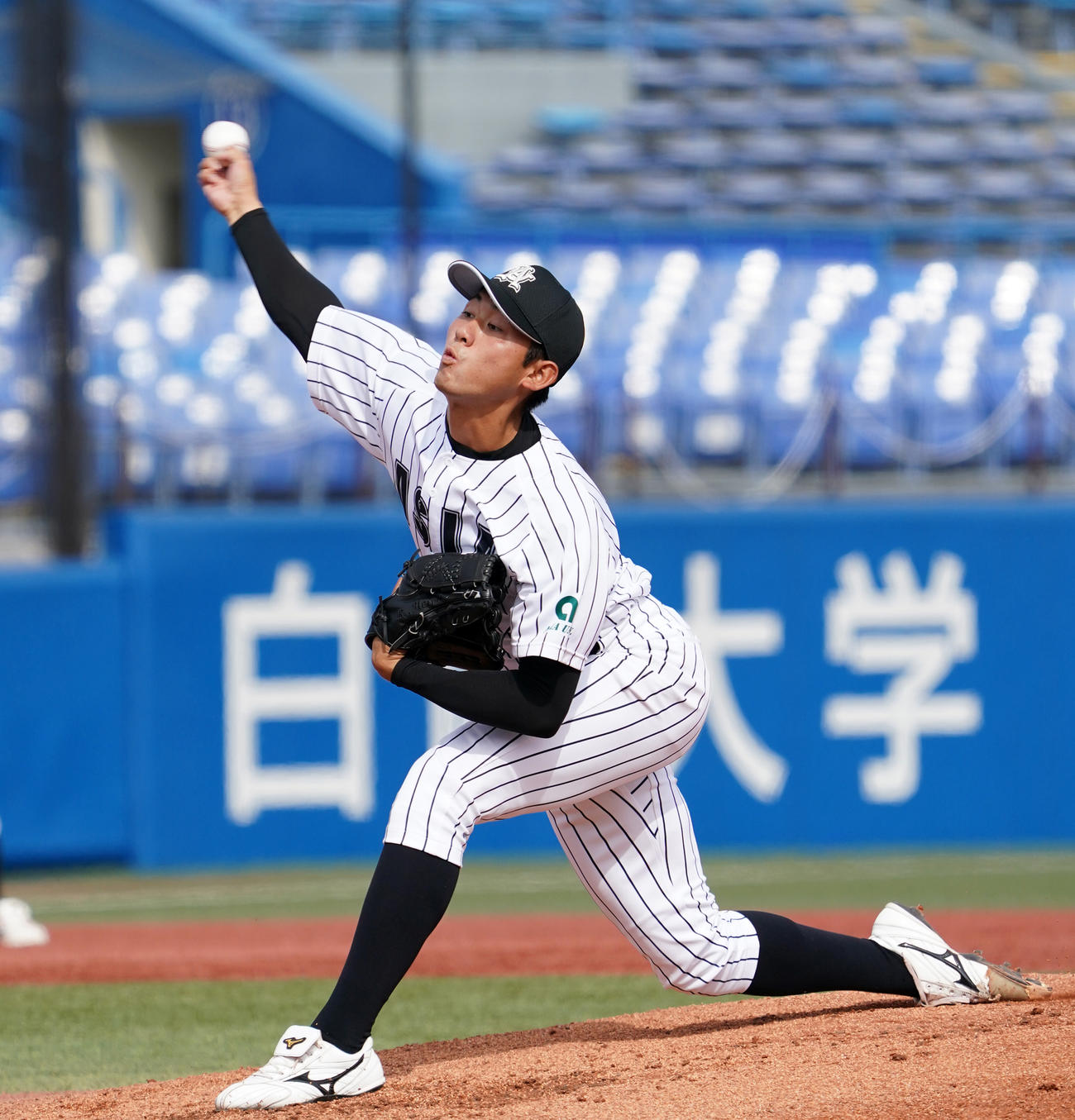 駒大戦に先発し、力投する亜大・平内（撮影・菅敏）