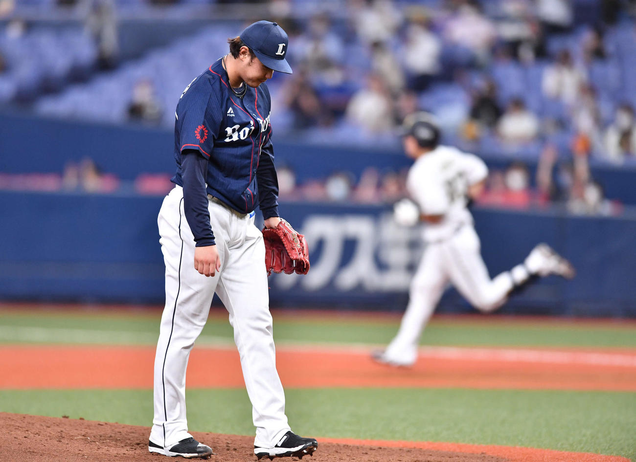 オリックス対西武　2回裏オリックス1死、伏見寅威（右）に左越え本塁打を打たれ、肩を落とす高橋光成（撮影・岩下翔太）