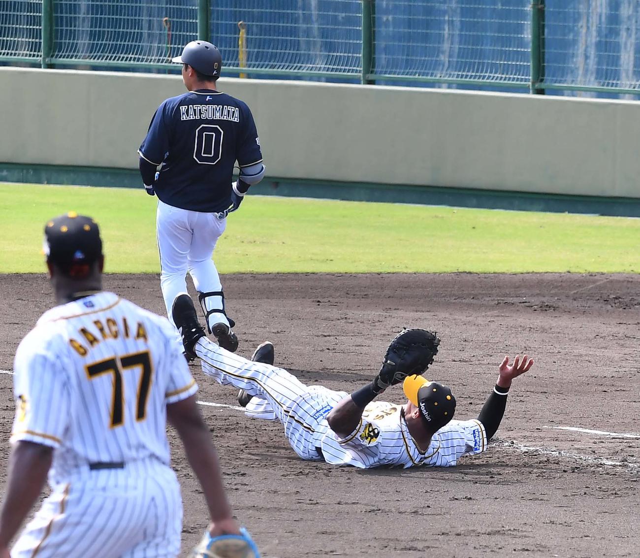 オリックスとの2軍戦　5回、板山の送球を受けグラウンドに倒れるマルテ（撮影・上田博志）