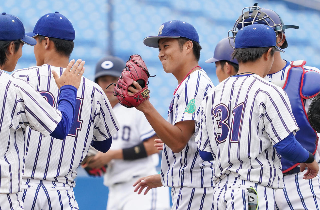 中大戦に先発し、完投勝利を挙げ、笑顔を見せる立正大・糸川（中央）（撮影・菅敏）