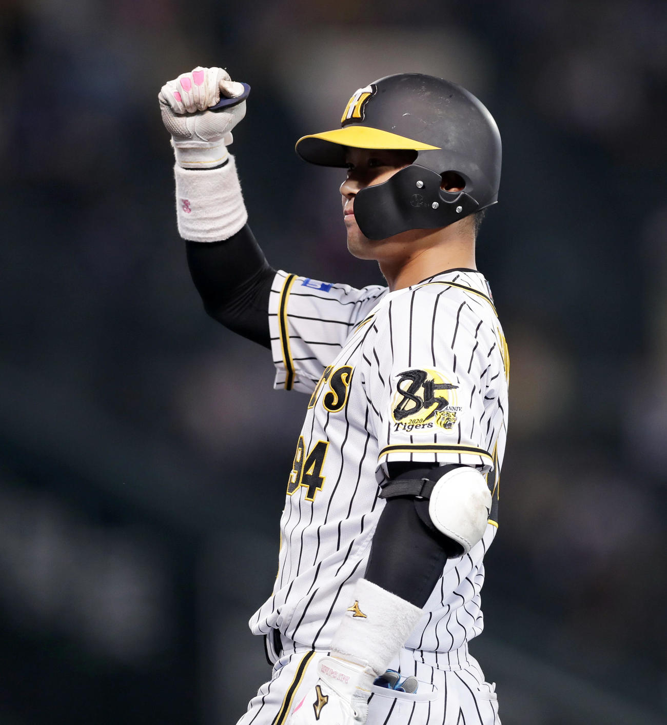 阪神対中日　4回裏阪神2死満塁、逆転となる左前2点適時打を放ちガッツポーズする原口文仁（撮影・前田充）