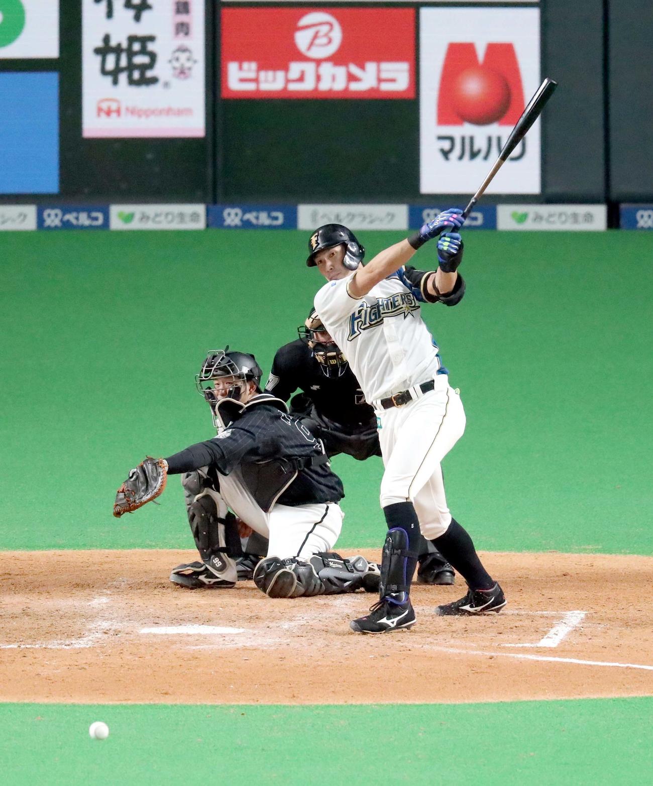 日本ハム対ロッテ　5回裏日本ハム無死、大田は中前打を放つ（撮影・佐藤翔太）