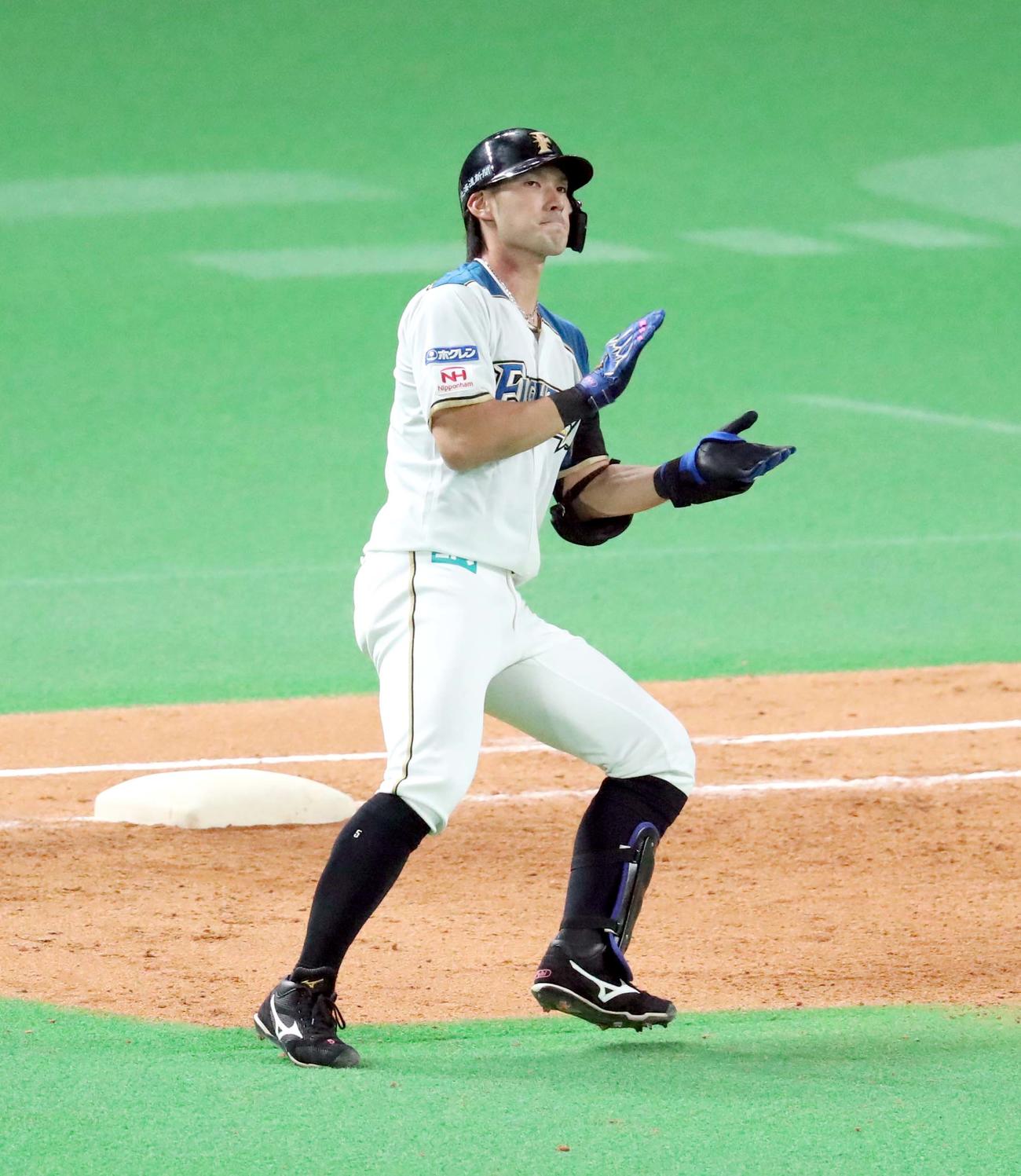日本ハム対ロッテ　5回裏日本ハム無死、大田は中前打を放ち手をたたく（撮影・佐藤翔太）