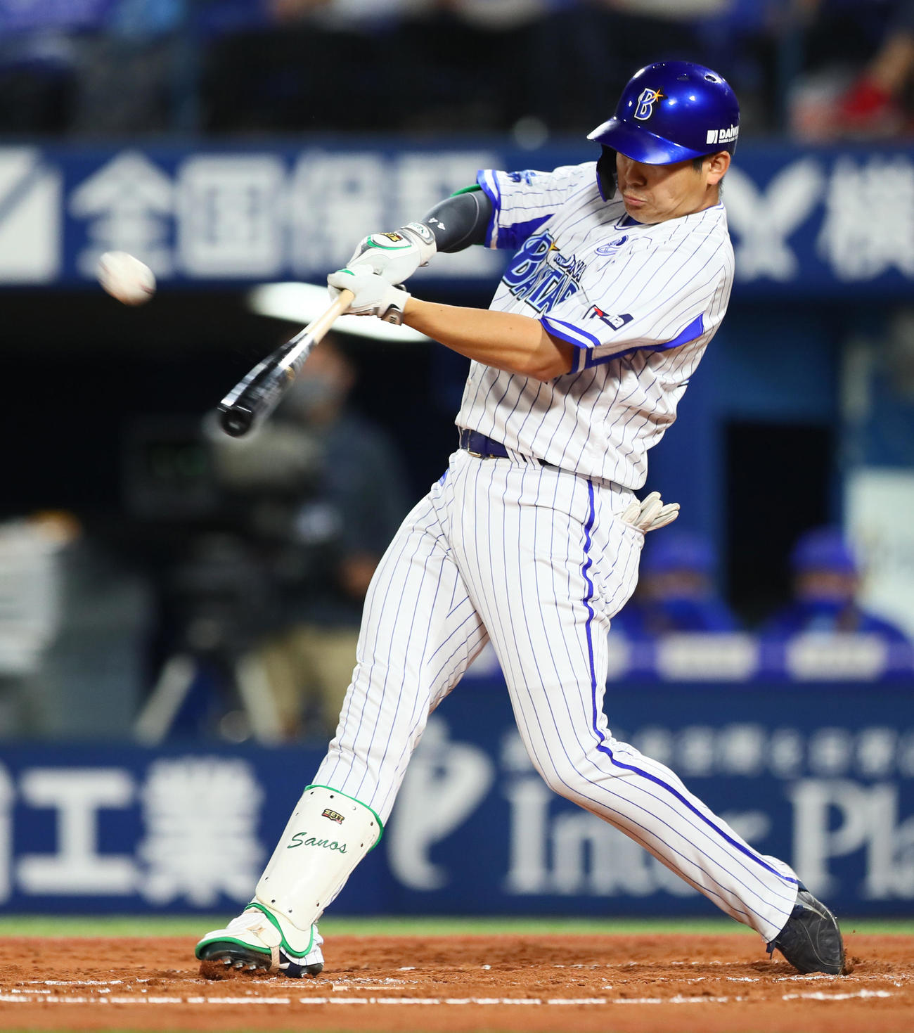 DeNA対ヤクルト　1回裏DeNA1死一、二塁、佐野は右越え3点本塁打を放つ（撮影・足立雅史）