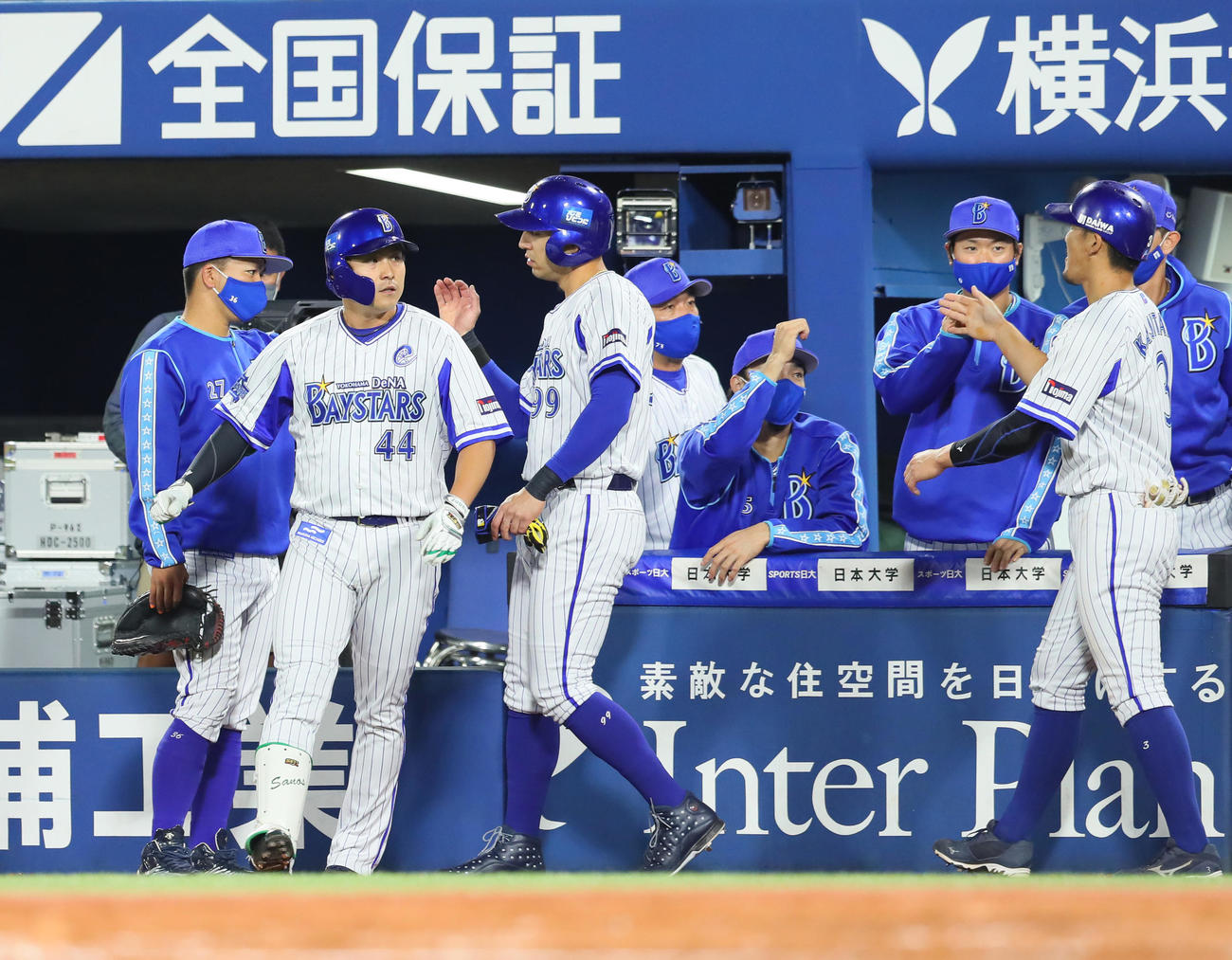 DeNA対ヤクルト　1回裏DeNA1死一、二塁、佐野（左から2人目）は右越え3点本塁打を放ちナインに迎えられる（撮影・足立雅史）