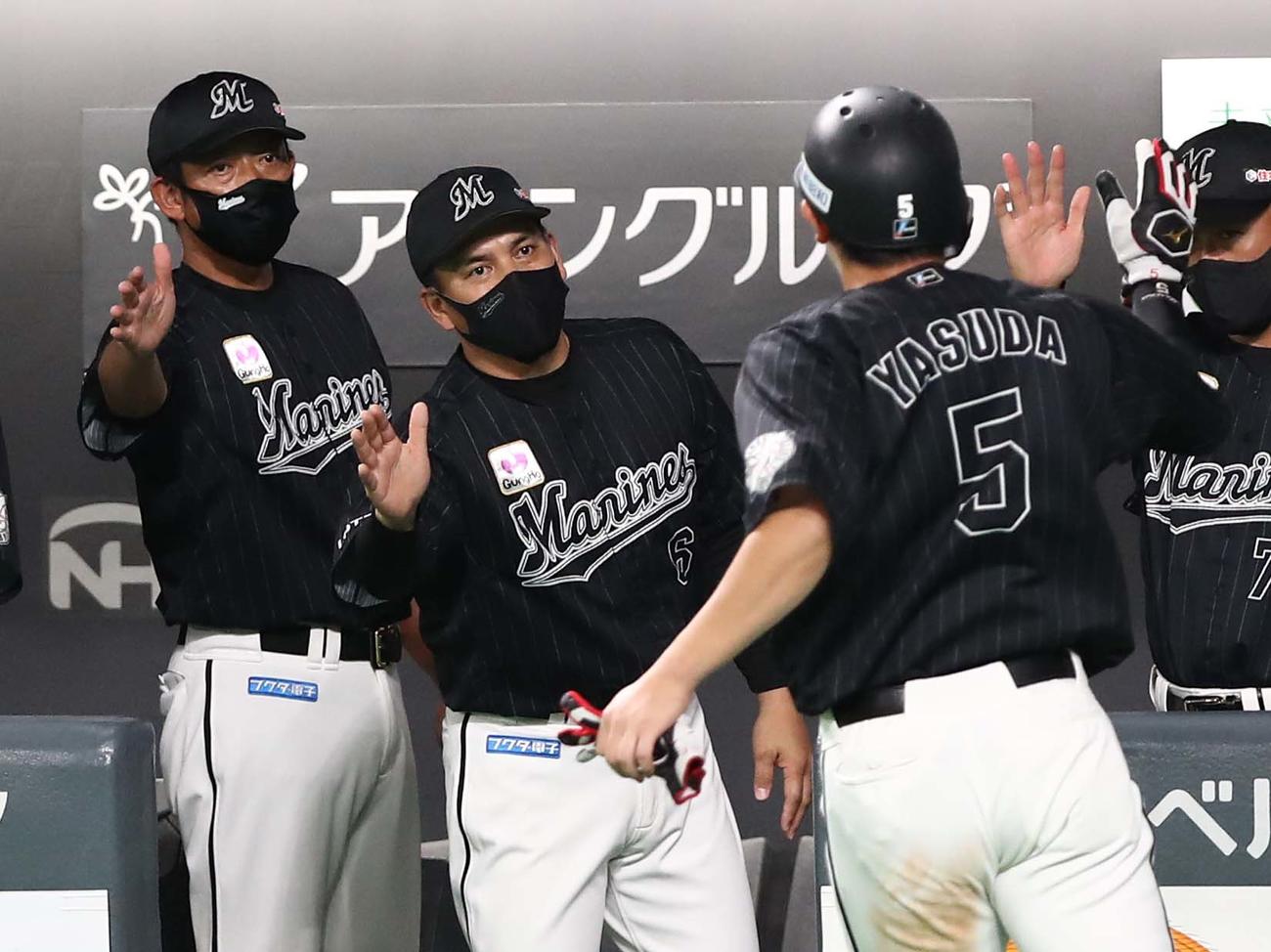日本ハム対ロッテ　1回表、生還した安田を出迎える井口監督（左から2人目）（撮影・黒川智章）
